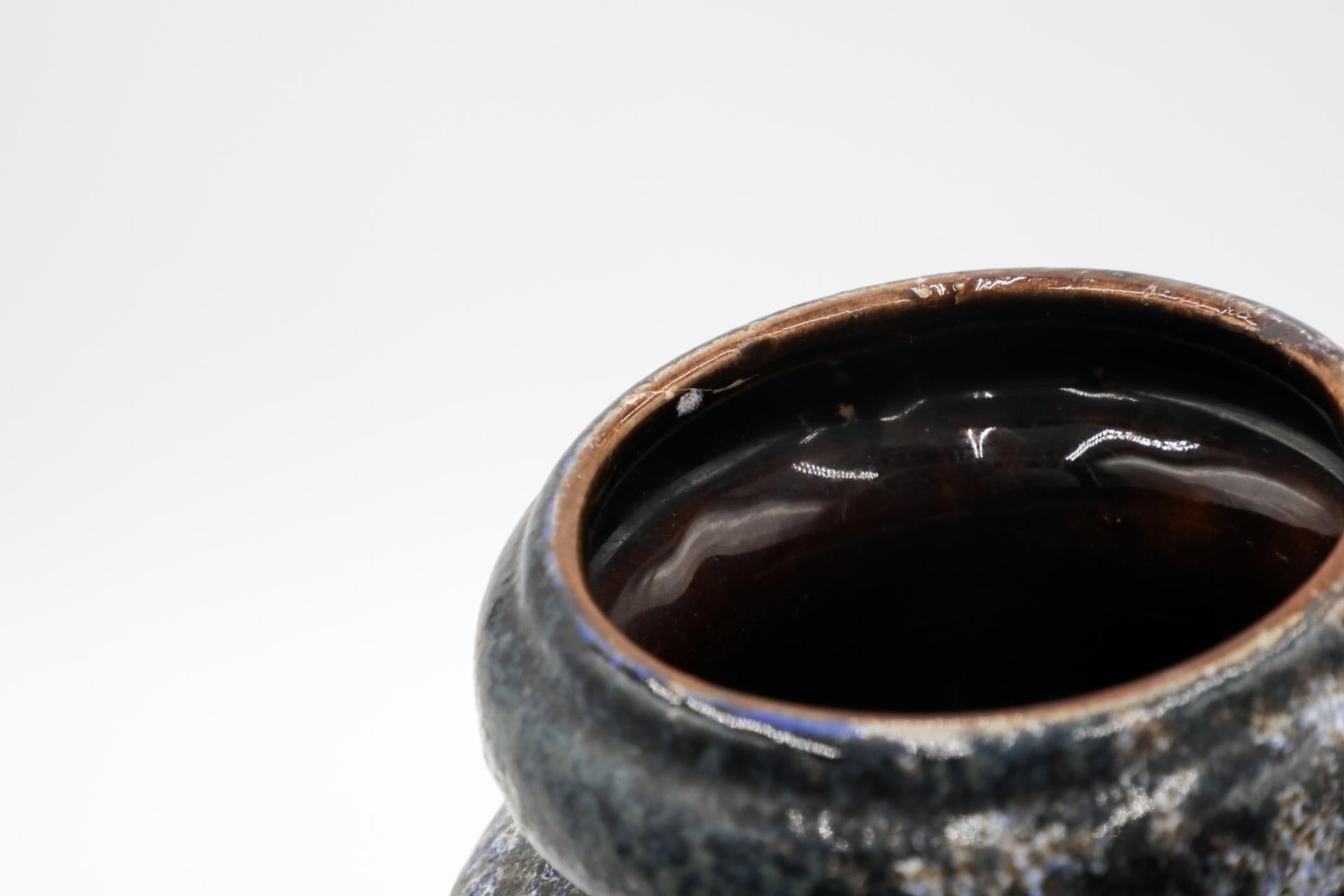 Vase en céramique émaillée bleu et gris avec rayure rouge d'Allemagne de l'Ouest en vente 8