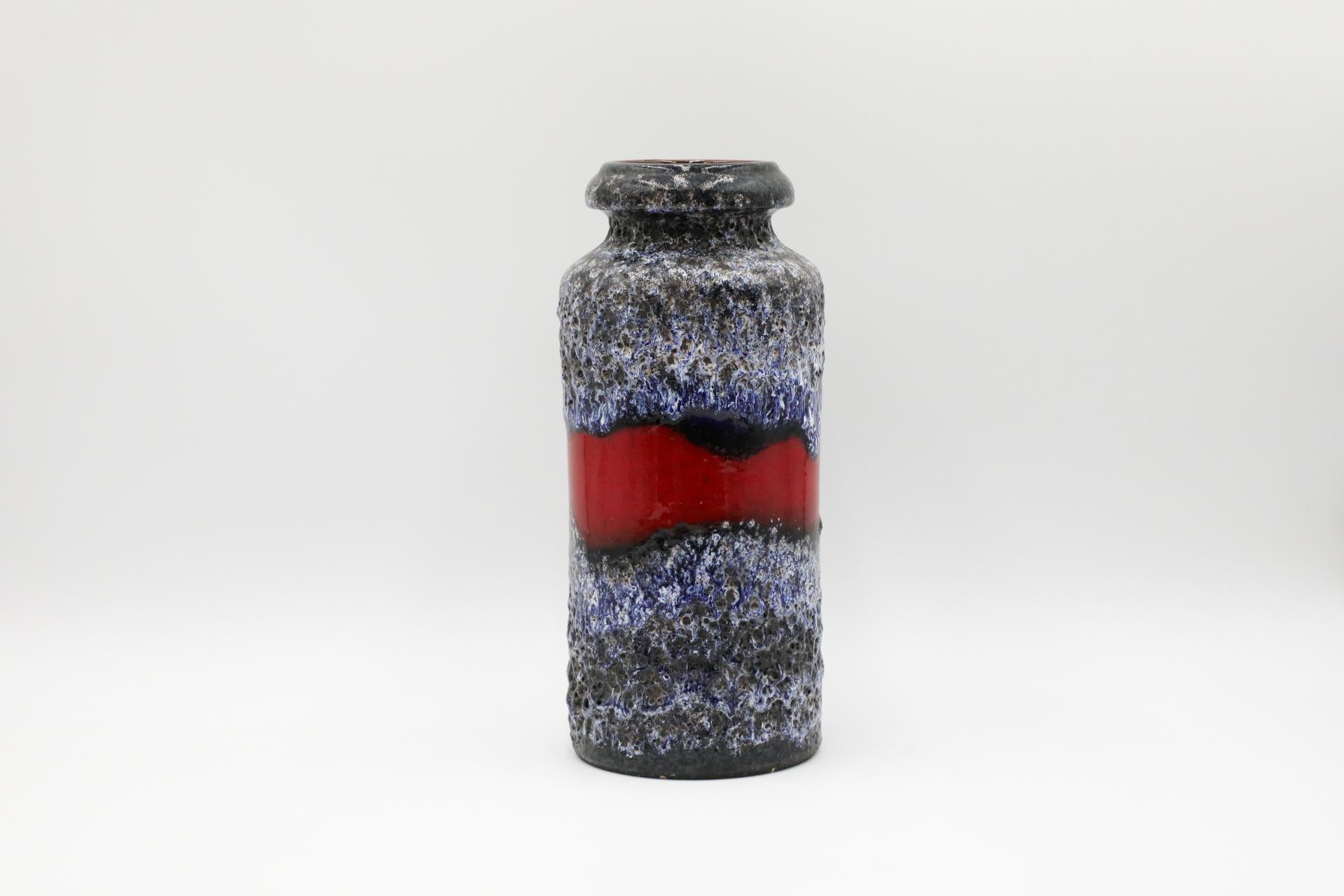 Vernissé Vase en céramique émaillée bleu et gris avec rayure rouge d'Allemagne de l'Ouest en vente