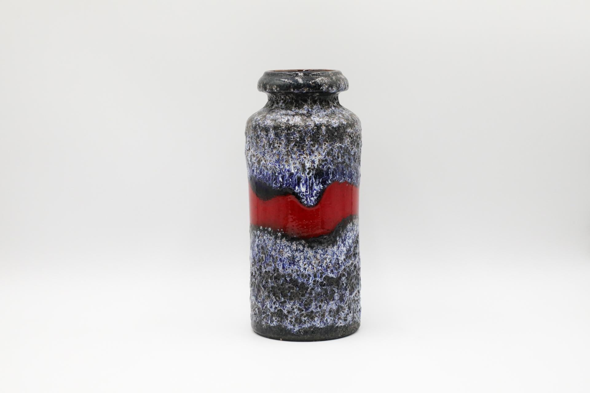 Vase en céramique émaillée bleu et gris avec rayure rouge d'Allemagne de l'Ouest Bon état - En vente à Los Angeles, CA