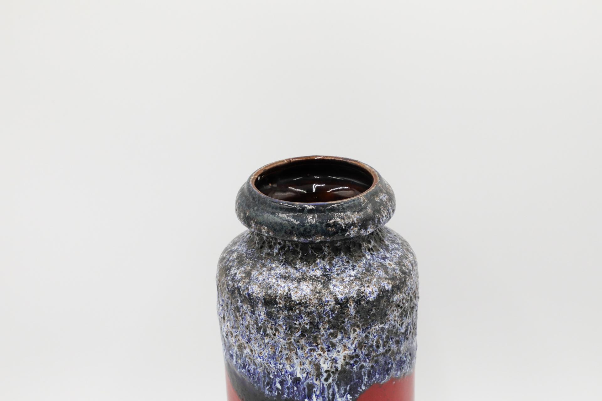 20ième siècle Vase en céramique émaillée bleu et gris avec rayure rouge d'Allemagne de l'Ouest en vente