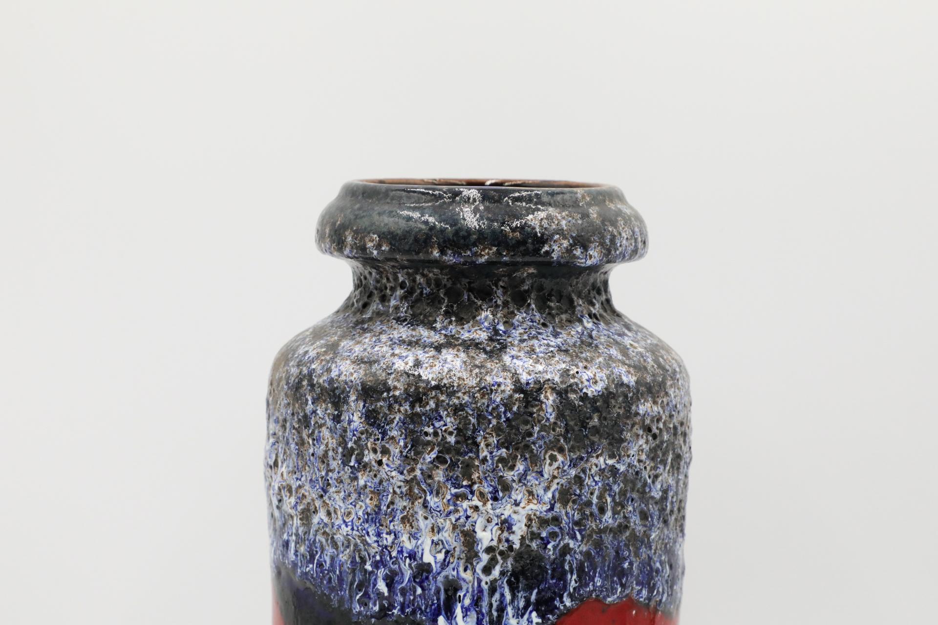 Céramique Vase en céramique émaillée bleu et gris avec rayure rouge d'Allemagne de l'Ouest en vente