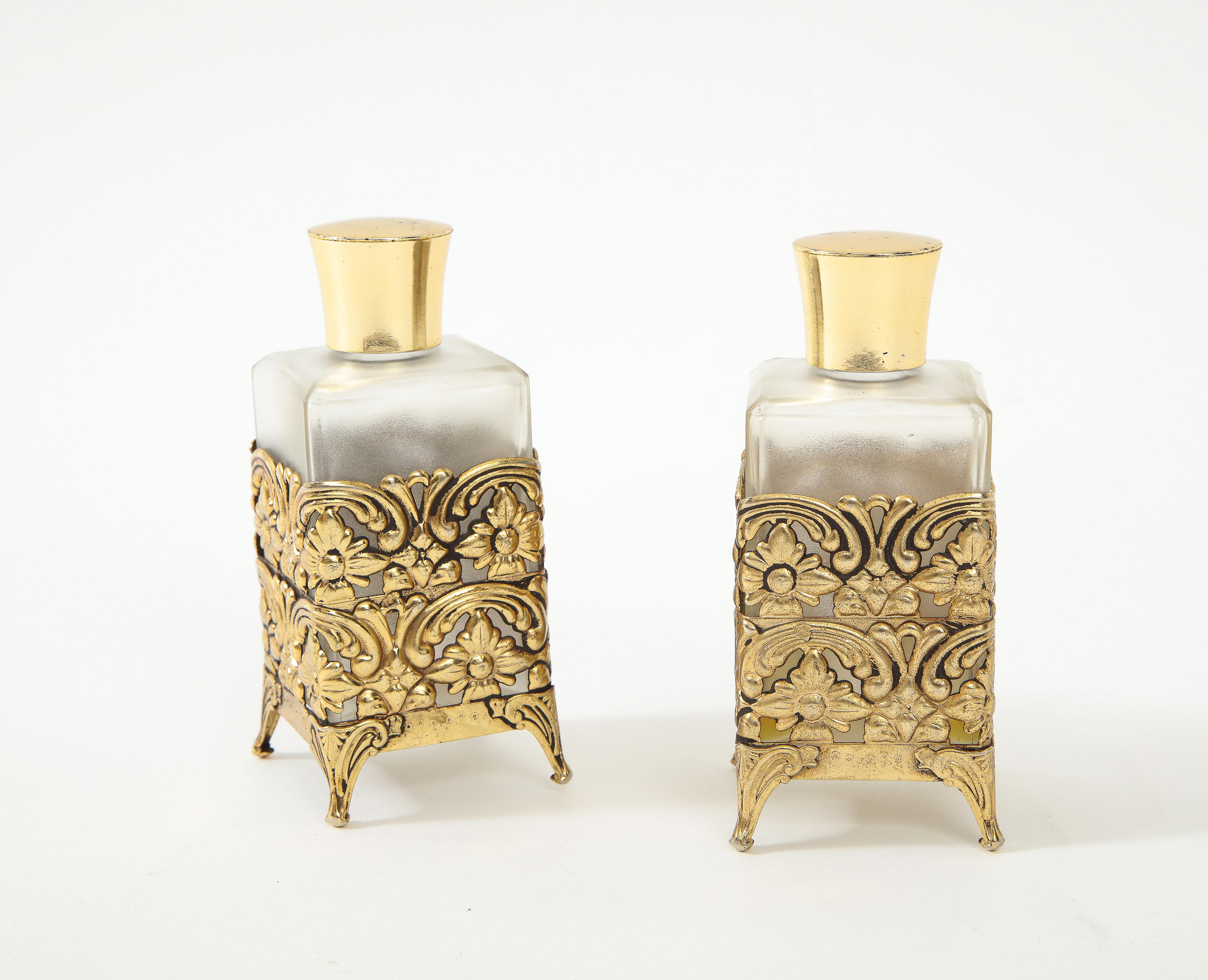 Paire de flacons de parfum en verre d'Allemagne de l'Ouest datant du milieu du siècle dernier, montés sur des supports en laiton moulé d'inspiration Art Nouveau. Estampillé, fabriqué en Allemagne de l'Ouest.