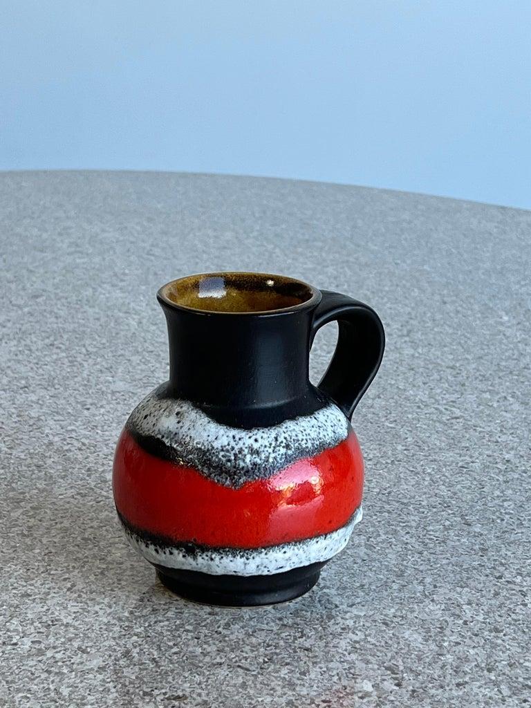 Westdeutsche glasierte Keramikvase in Rot und Schwarz 1960er Jahre.
Wasserglas von West German auf dem Boden gestempelt.
   