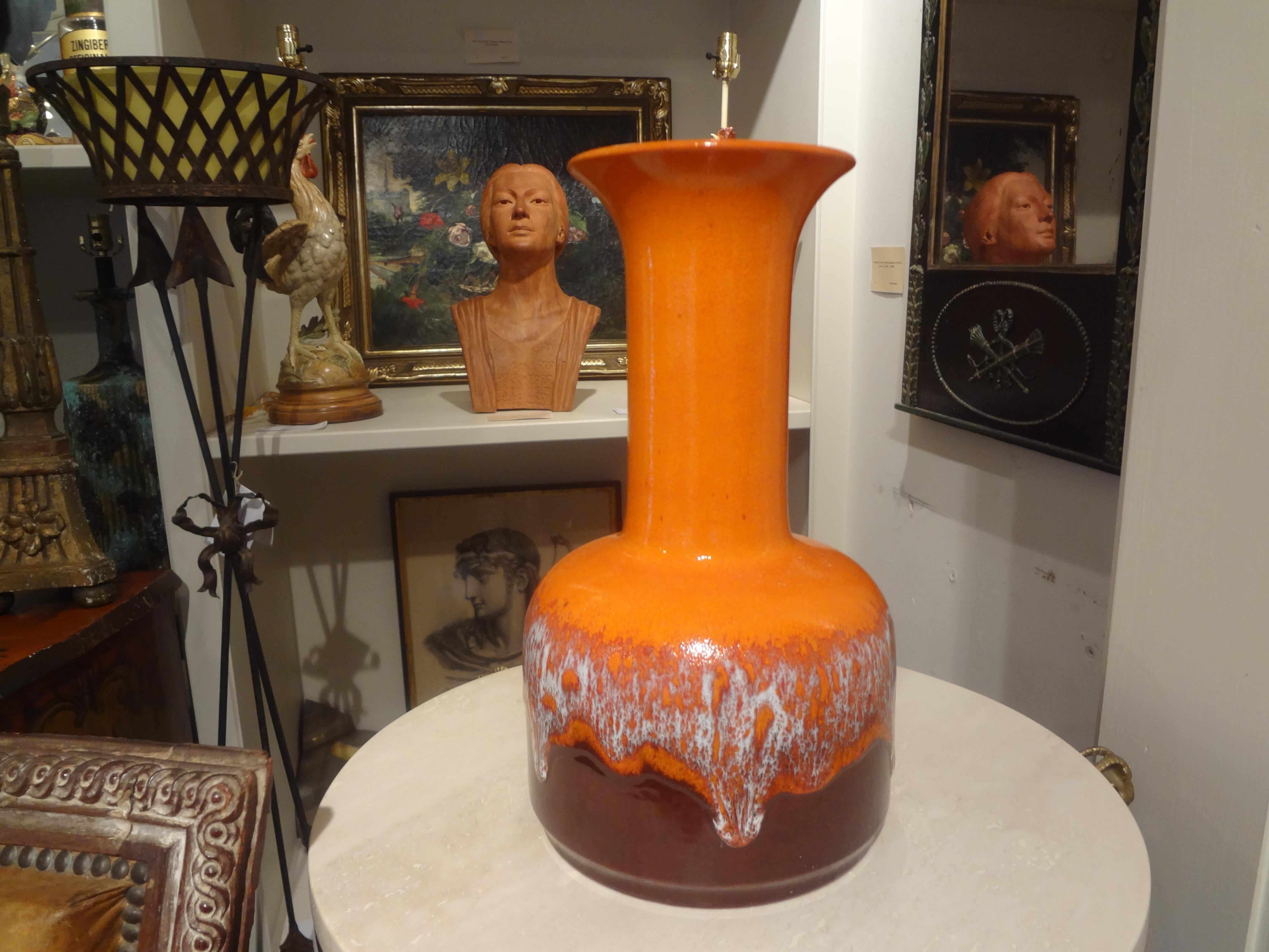 Vase en céramique émaillée ouest-allemande par Jasba. Ce superbe vase orange, crème et marron en glaçure goutte à goutte d'Allemagne de l'Ouest du milieu du siècle fait partie d'une grande collection que nous proposons sur 1stdibs.Ce superbe vase