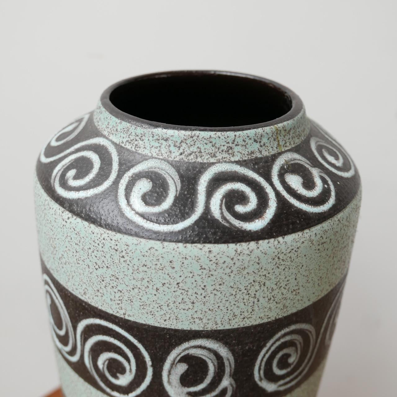 Vaso di metà secolo in ceramica verde della Germania Occidentale in vendita 1