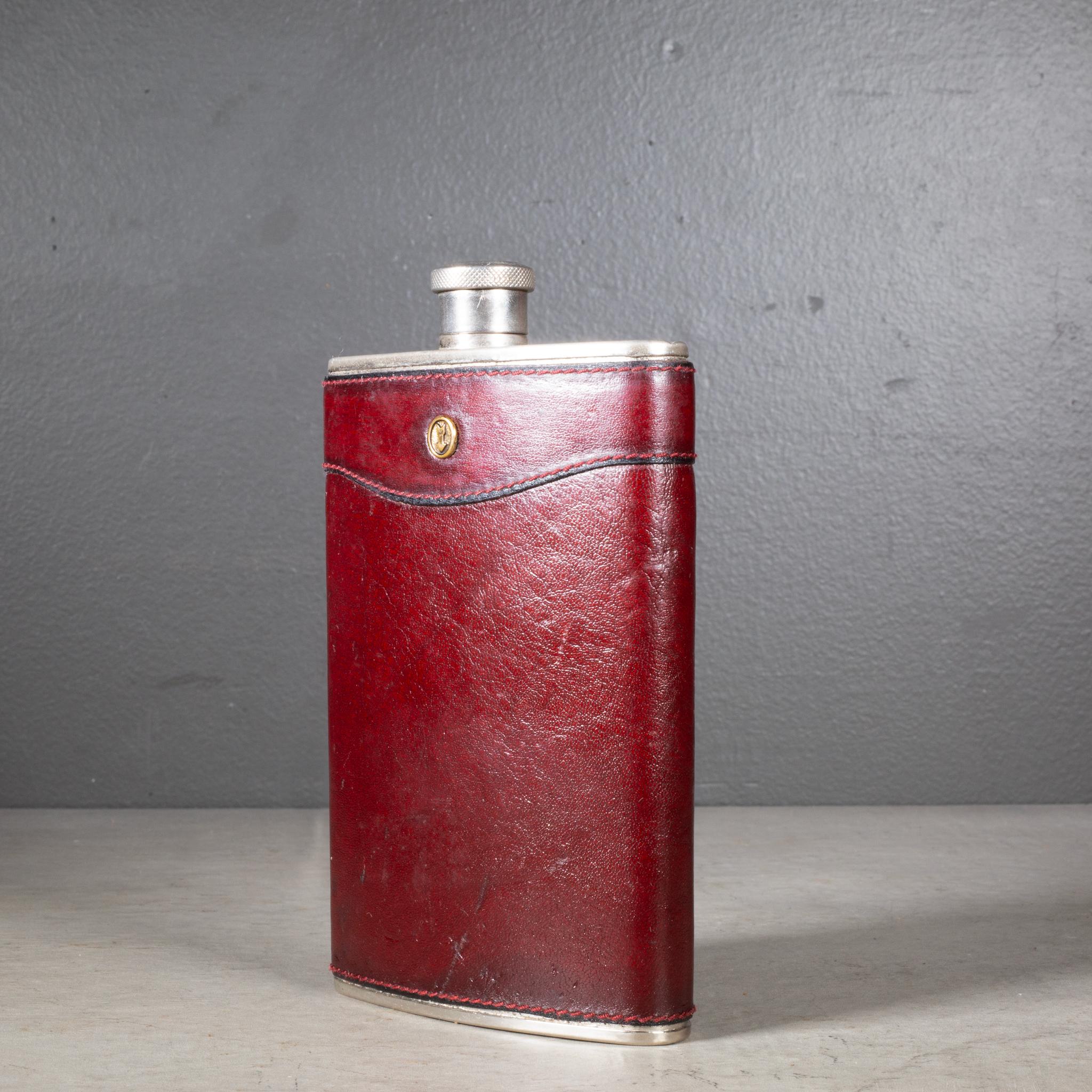 ÜBER

Ein in Leder eingewickelter Vintage Flachmann mit abschraubbarem Deckel und Pfeil-Emblem aus Messing. Hergestellt in Westdeutschland für Saks Fifth Avenue. 

Abgebildet mit lebensgroßem Handmodell als Maßstab. 

    CREATOR Saks Fifth Avenue,