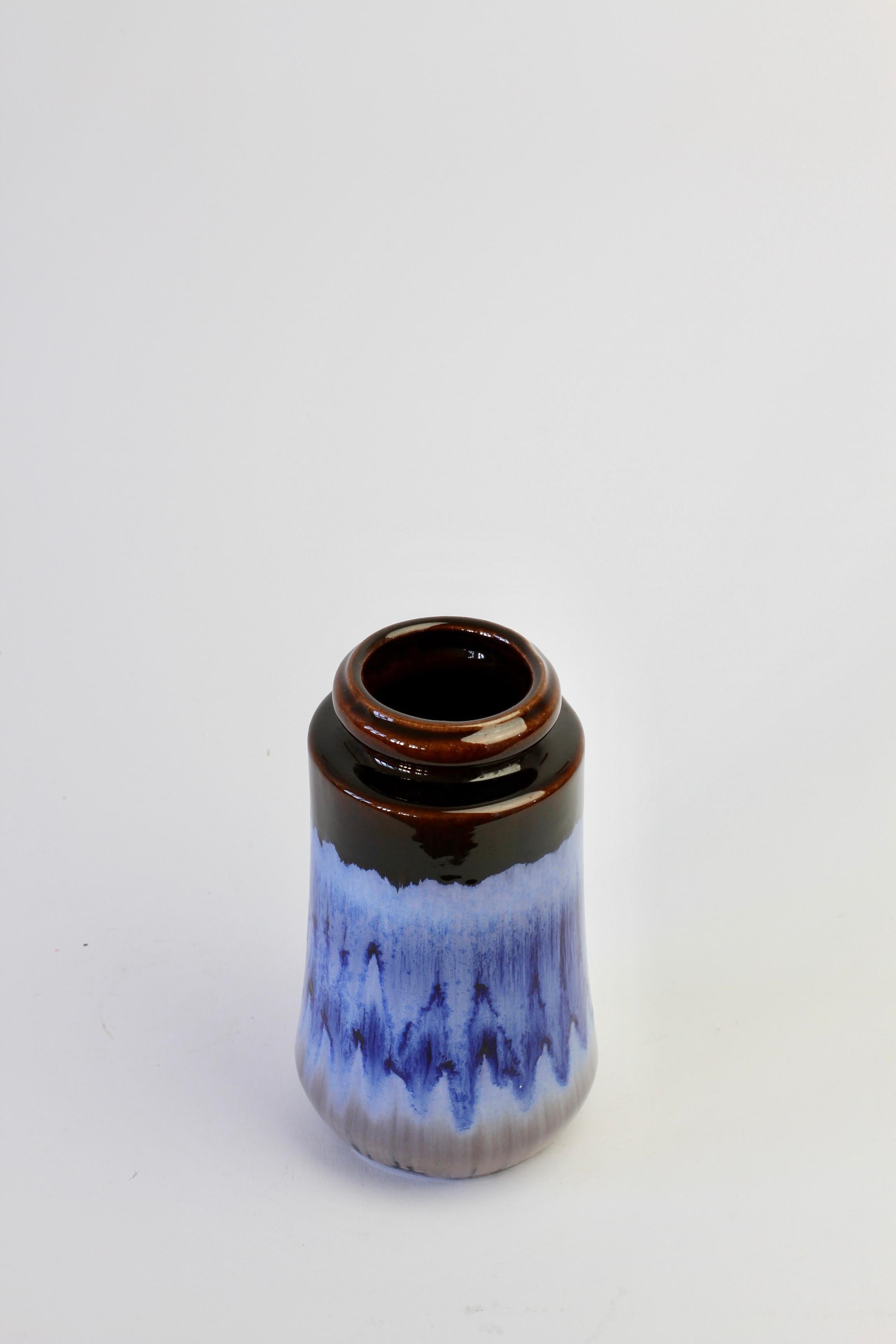 Wunderschöne Vase des westdeutschen Keramikherstellers Scheurich Keramik aus der Jahrhundertmitte, um 1965. Setzen Sie mit dieser schönen blauen Tropfglasur einen Farbakzent in Ihrem Zuhause.

Formnummer 549 - 21.
