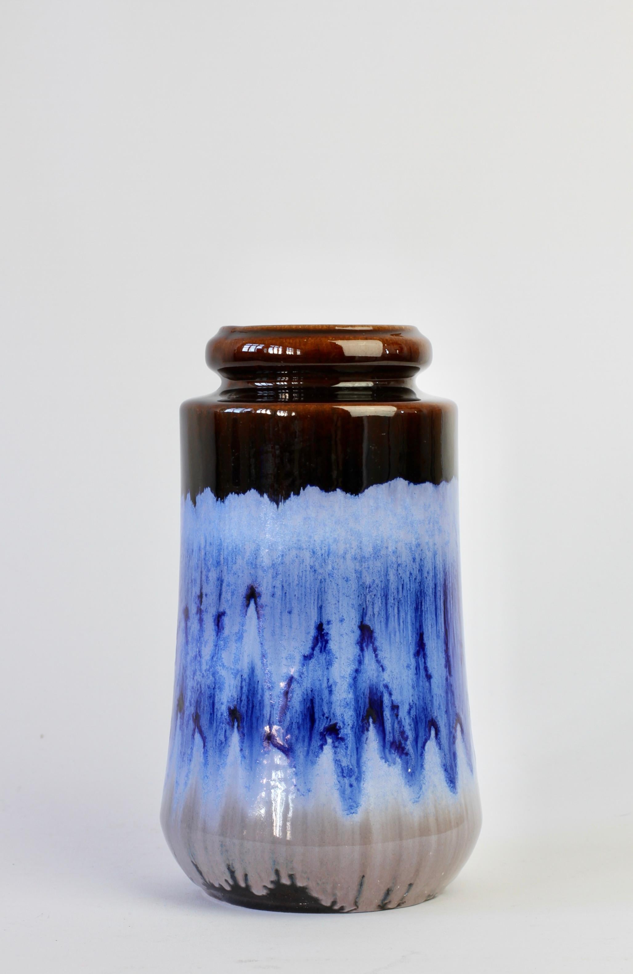 Cuit Vase ouest-allemand du milieu du siècle en glaçure bleue à gouttes de lave par Scheurich, vers 1965 en vente