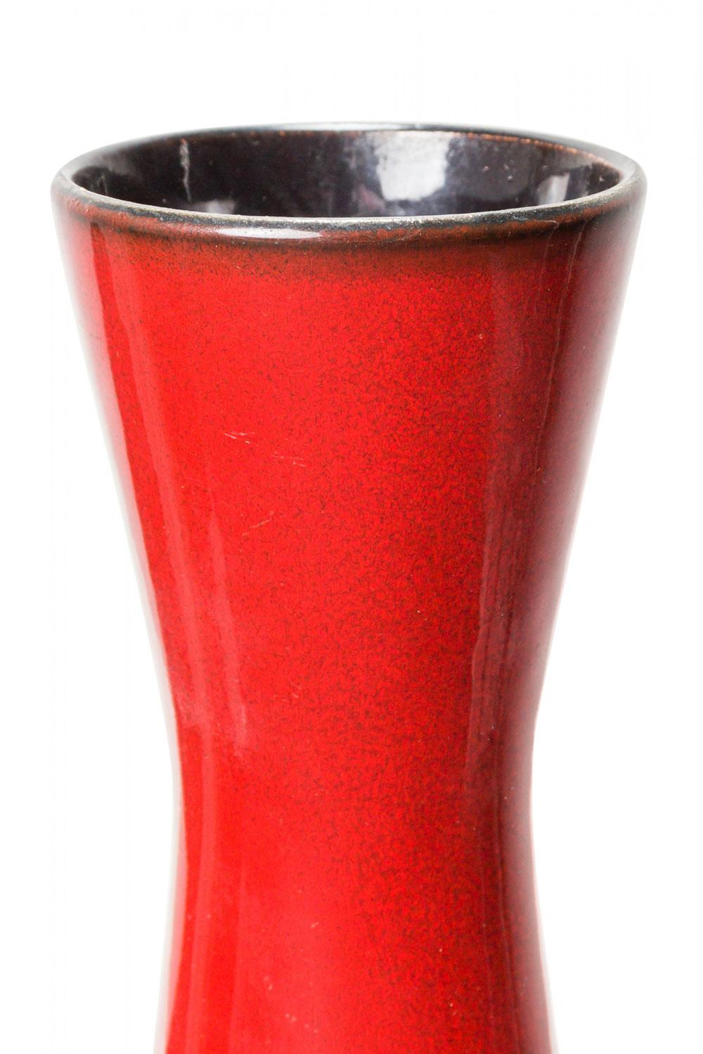 Vaso in ceramica a forma di clessidra della Germania occidentale della metà del secolo scorso con smalto rosso intenso e bordo con sfumature nere (marchio sul fondo, WEST GERMANY).