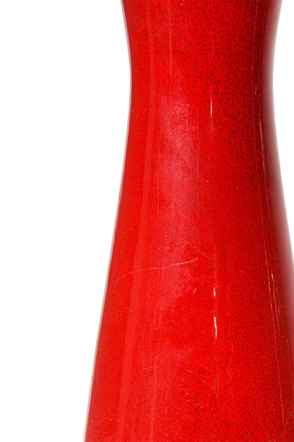 Mid-Century moderno West German Mid-Century Red Hourglass Form Ceramic Vase in vendita