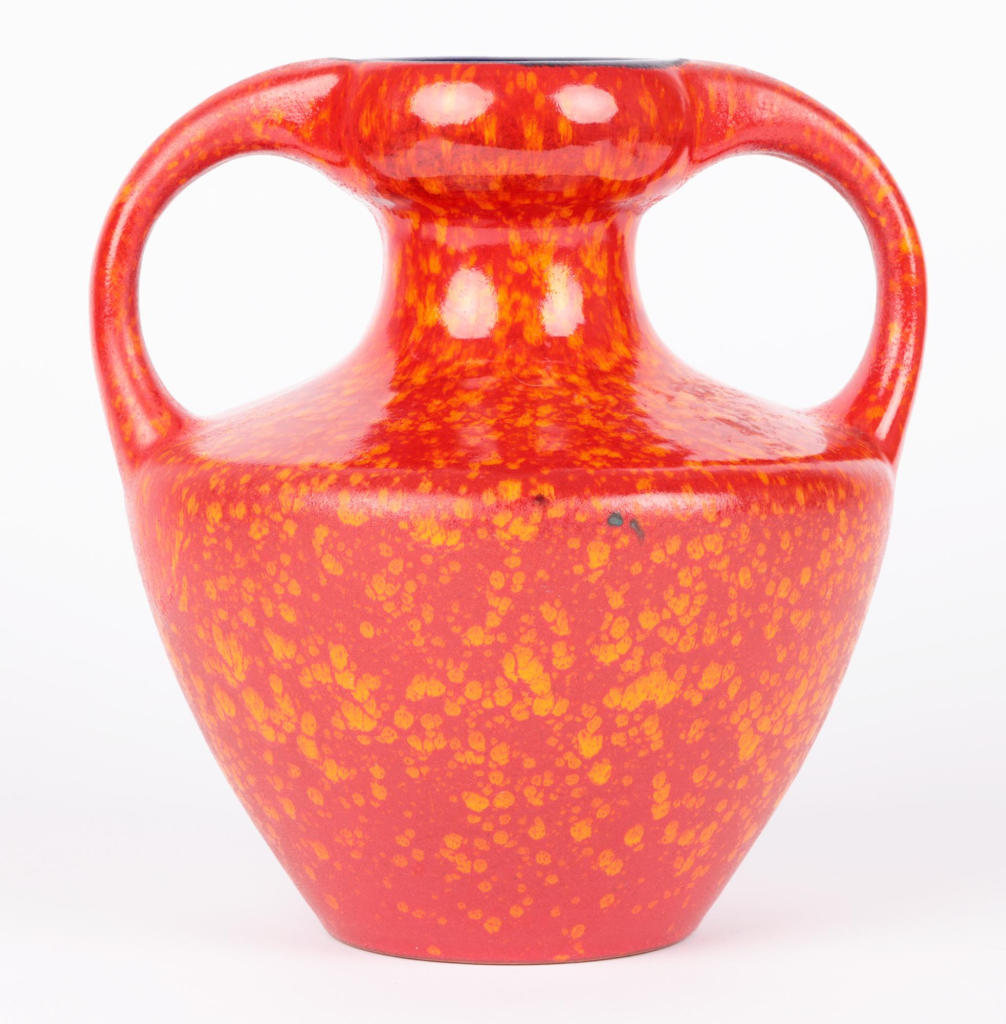 Vernissé Vase à deux anses en verre rouge d'Allemagne de l'Ouest du milieu du siècle dernier en vente
