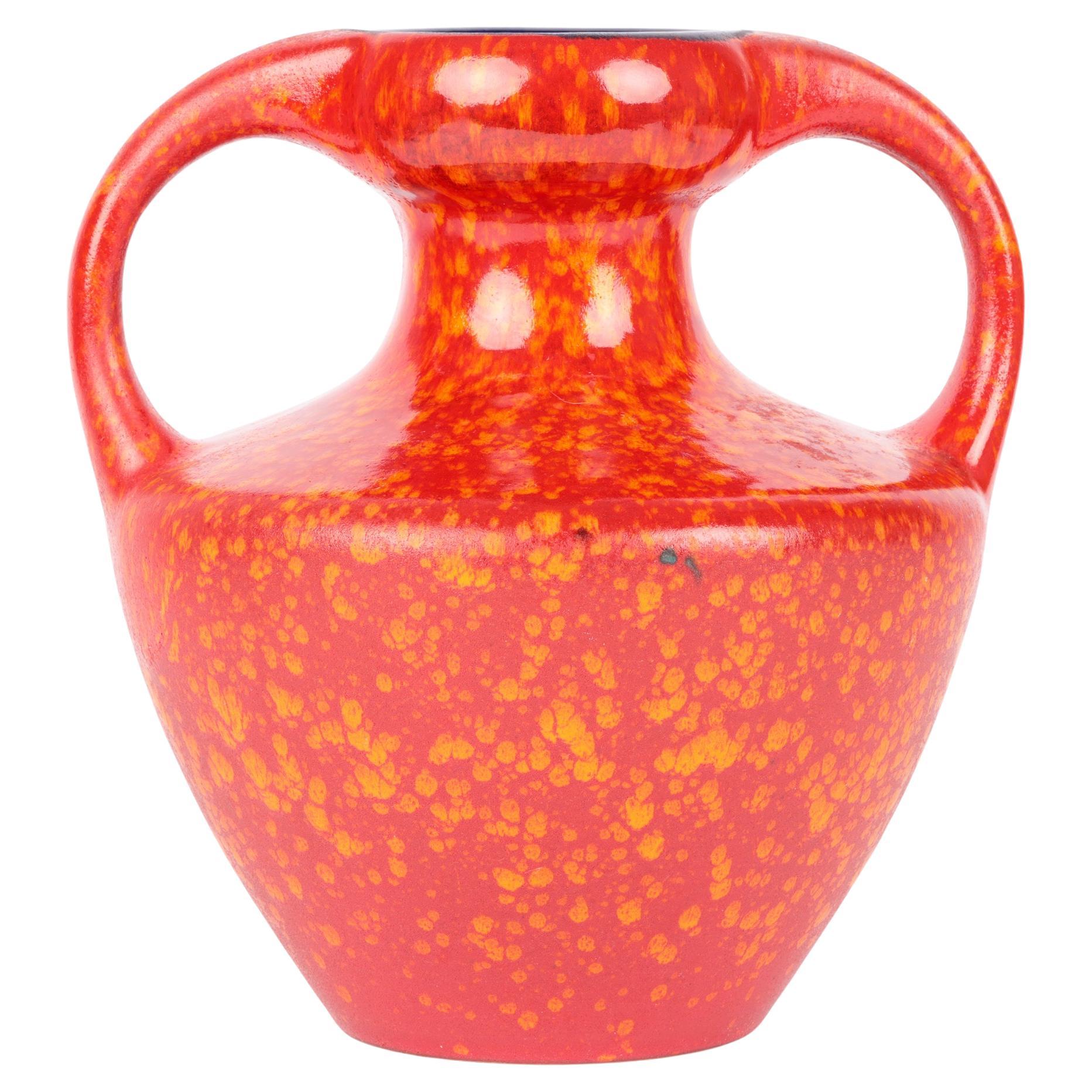 Vase à deux anses en verre rouge d'Allemagne de l'Ouest du milieu du siècle dernier