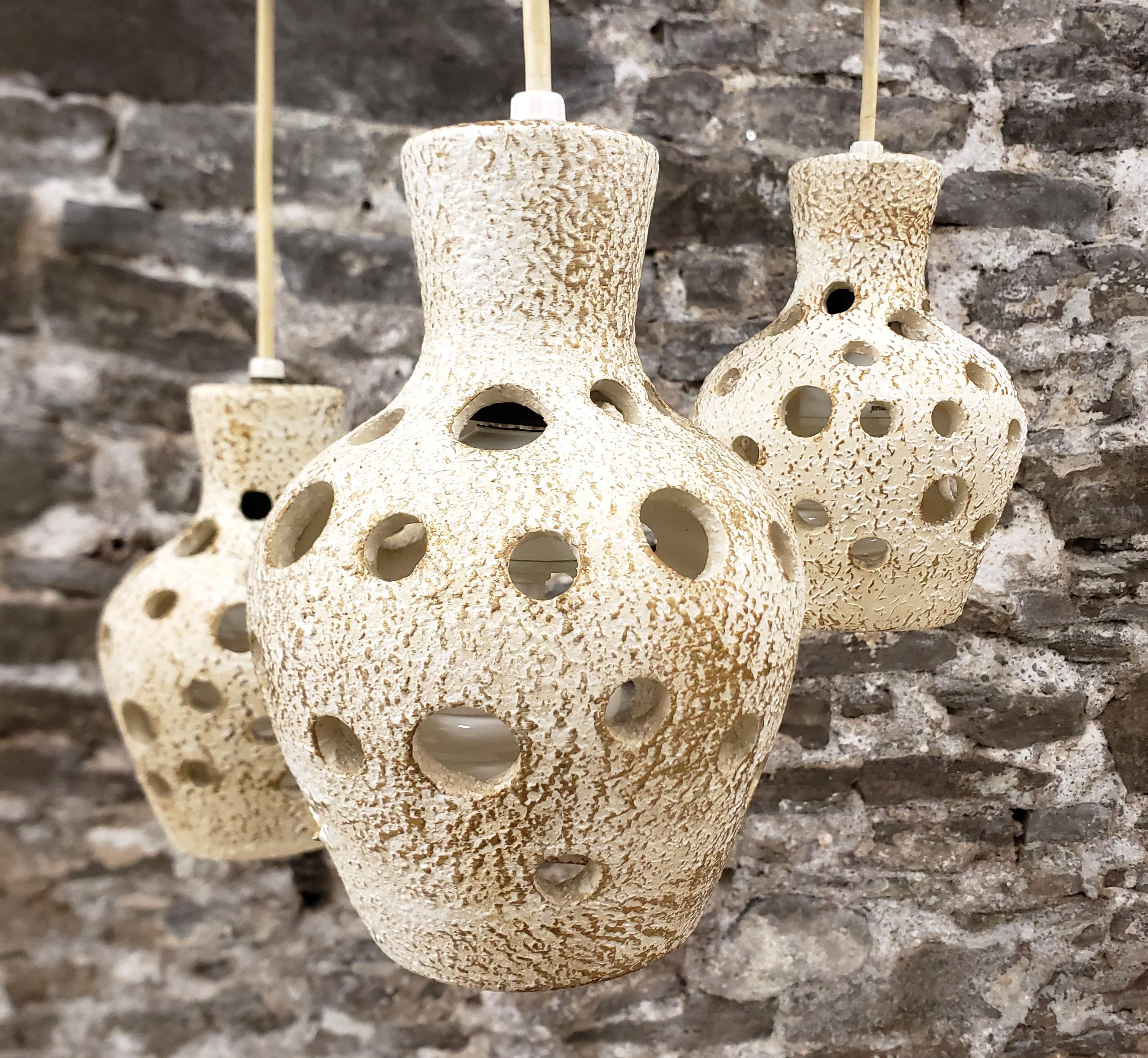 Terracotta Lampadario a sospensione triplo West German Pottery e staffa in teak in vendita