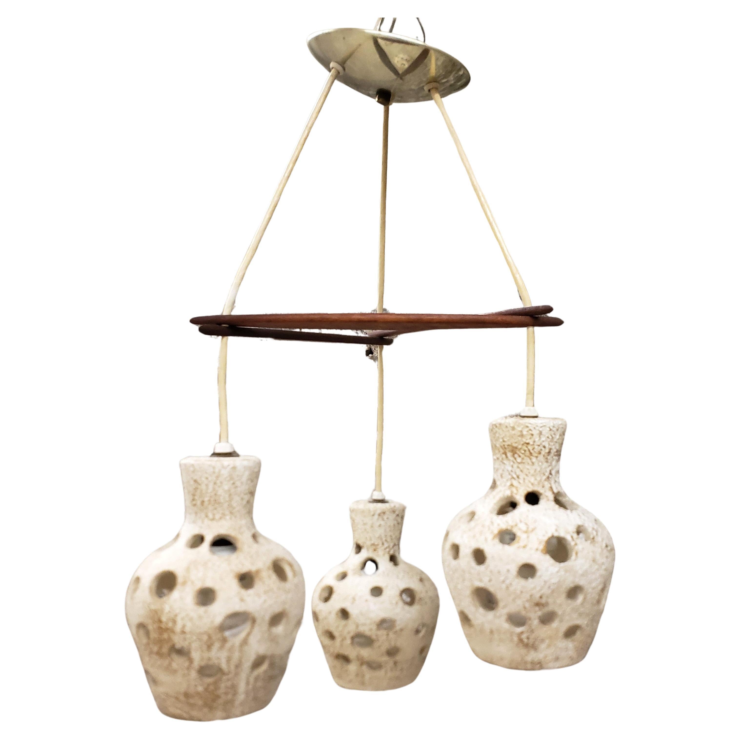 West German Mid-Century Triple Pendelleuchte Art Pottery & Teak Bracket Kronleuchter  im Angebot