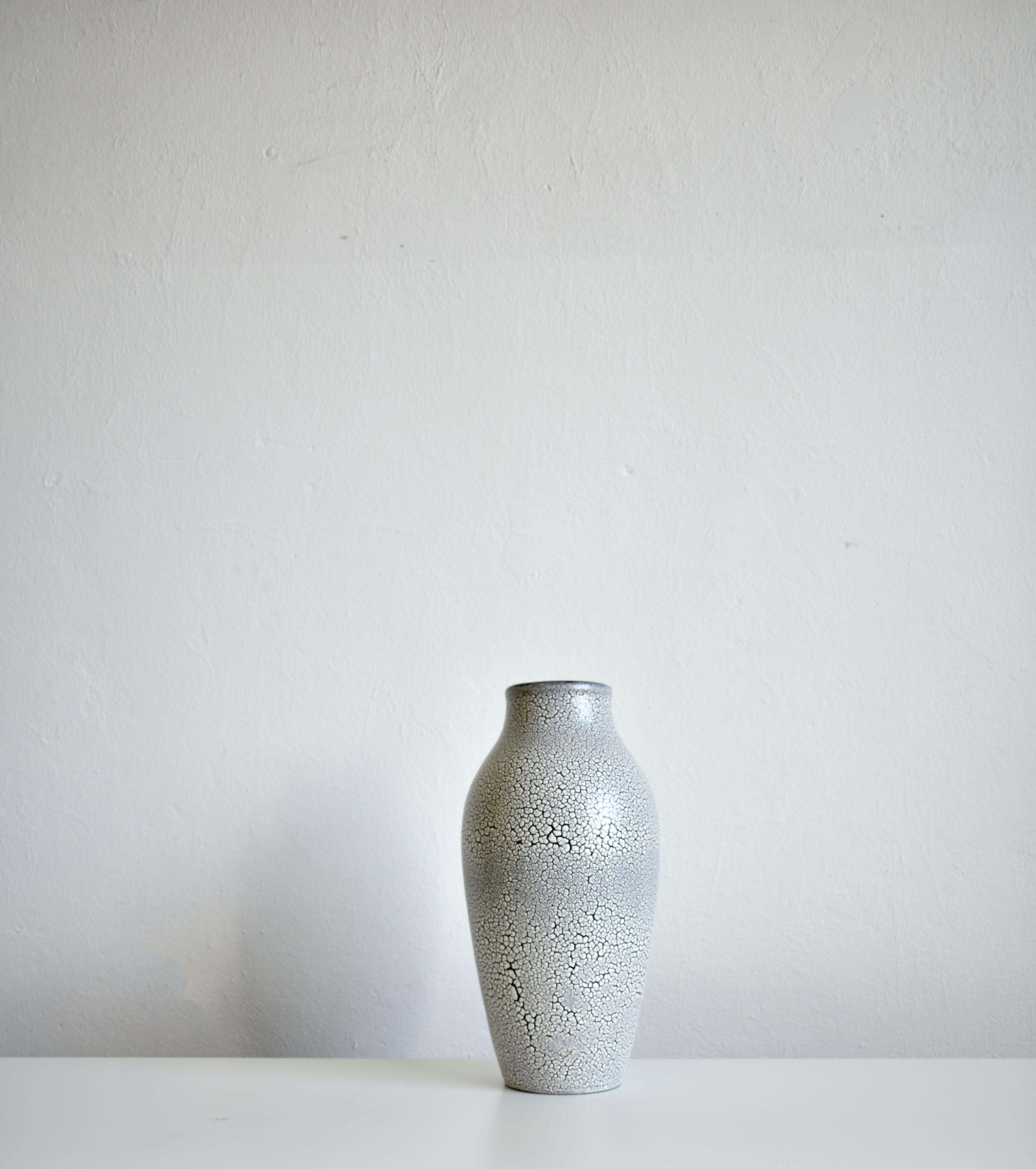 Rare vase de sol de grande taille fabriqué par Jasba Keramik 
glaçure décorative : Cortina. 

Ce vase a été conçu et introduit en 1956. Après les Jeux olympiques de Cortina d'Ampezzo en Italie. 

Basemark : W.Germany 1140 - 45 et la marque ovale