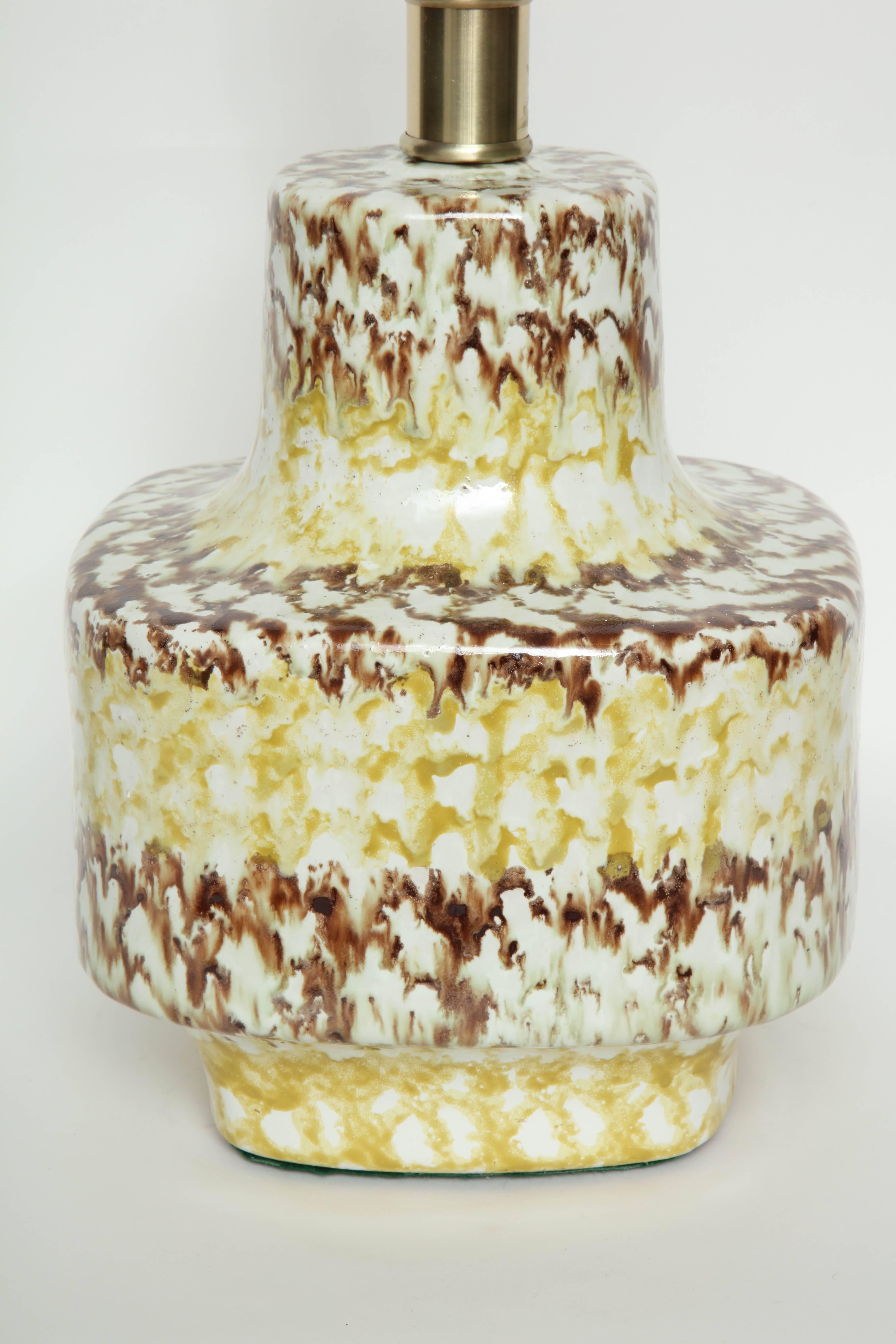 Paire de lampes modernistes ouest-allemandes en céramique de forme carrée, présentant une glaçure jaune et brune tachetée sur un fond blanc crème. Recâblé pour une utilisation aux USA, ampoule 100W max.