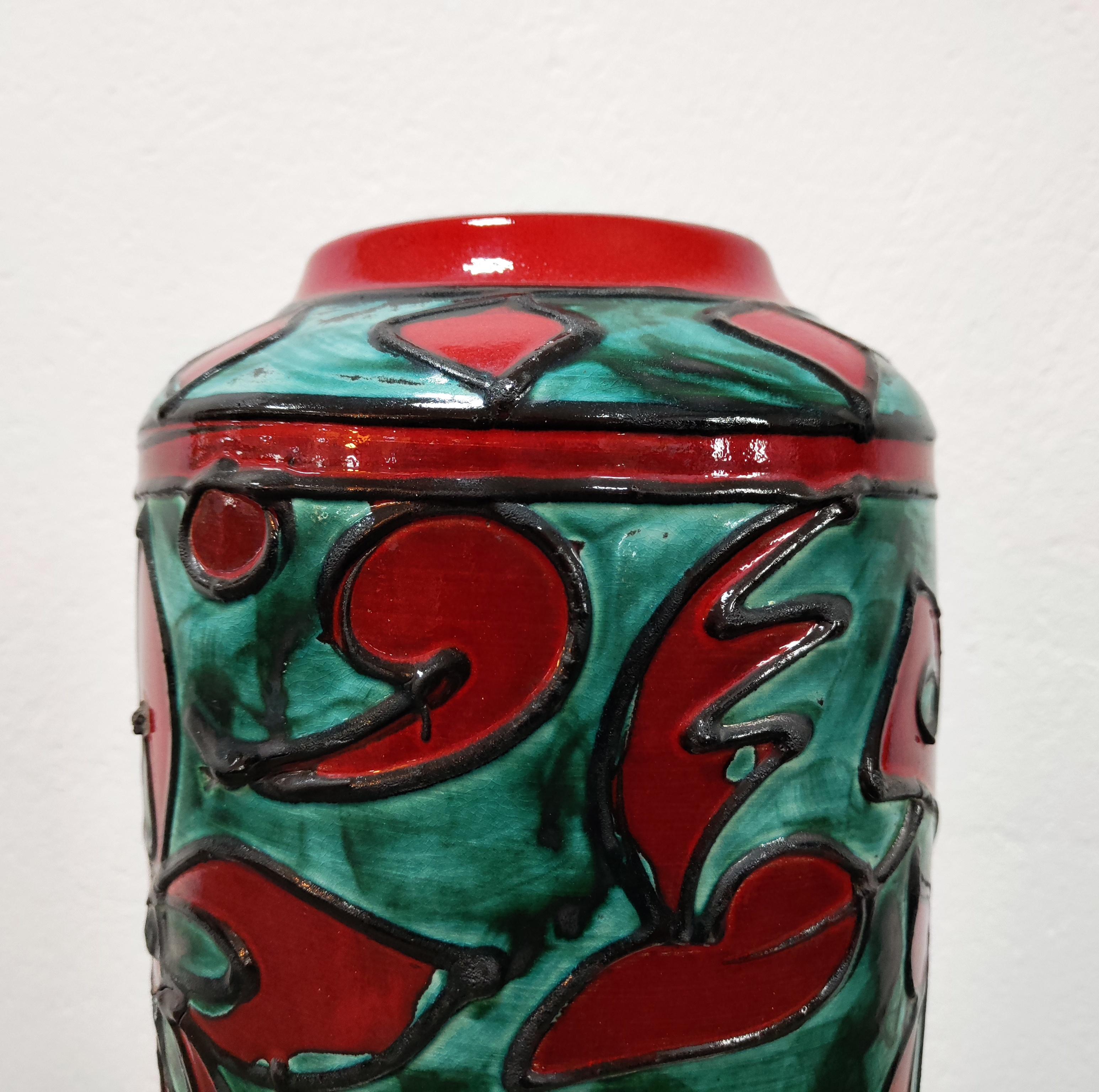 Dans cette annonce, vous trouverez un très grand et magnifique vase de sol en céramique de lave grasse fabriqué par Scheurich à la fin des années 1960. Le vase présente des éléments floraux dans un contraste frappant de vert et de rouge. Cette pièce
