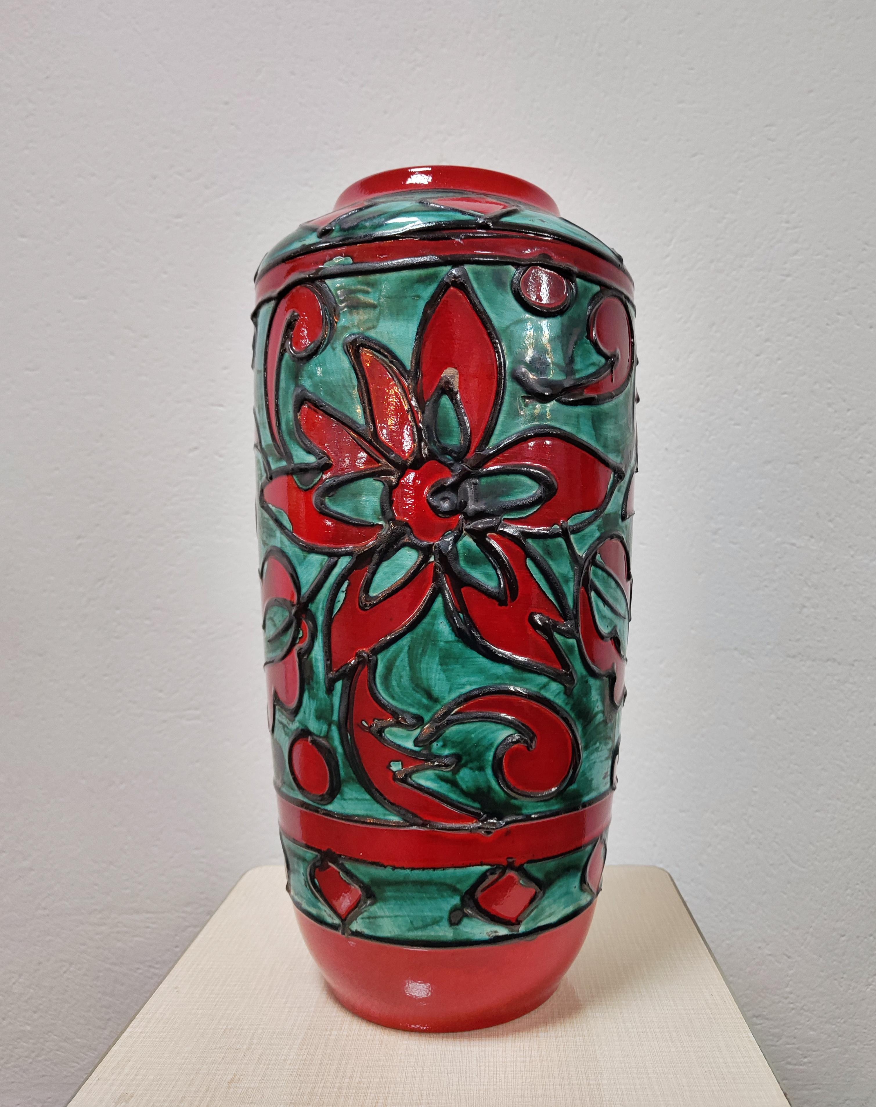 Milieu du XXe siècle Vase de sol en poterie de l'Allemagne de l'Ouest rouge et verte par Scheurich, Allemagne, années 1960 en vente