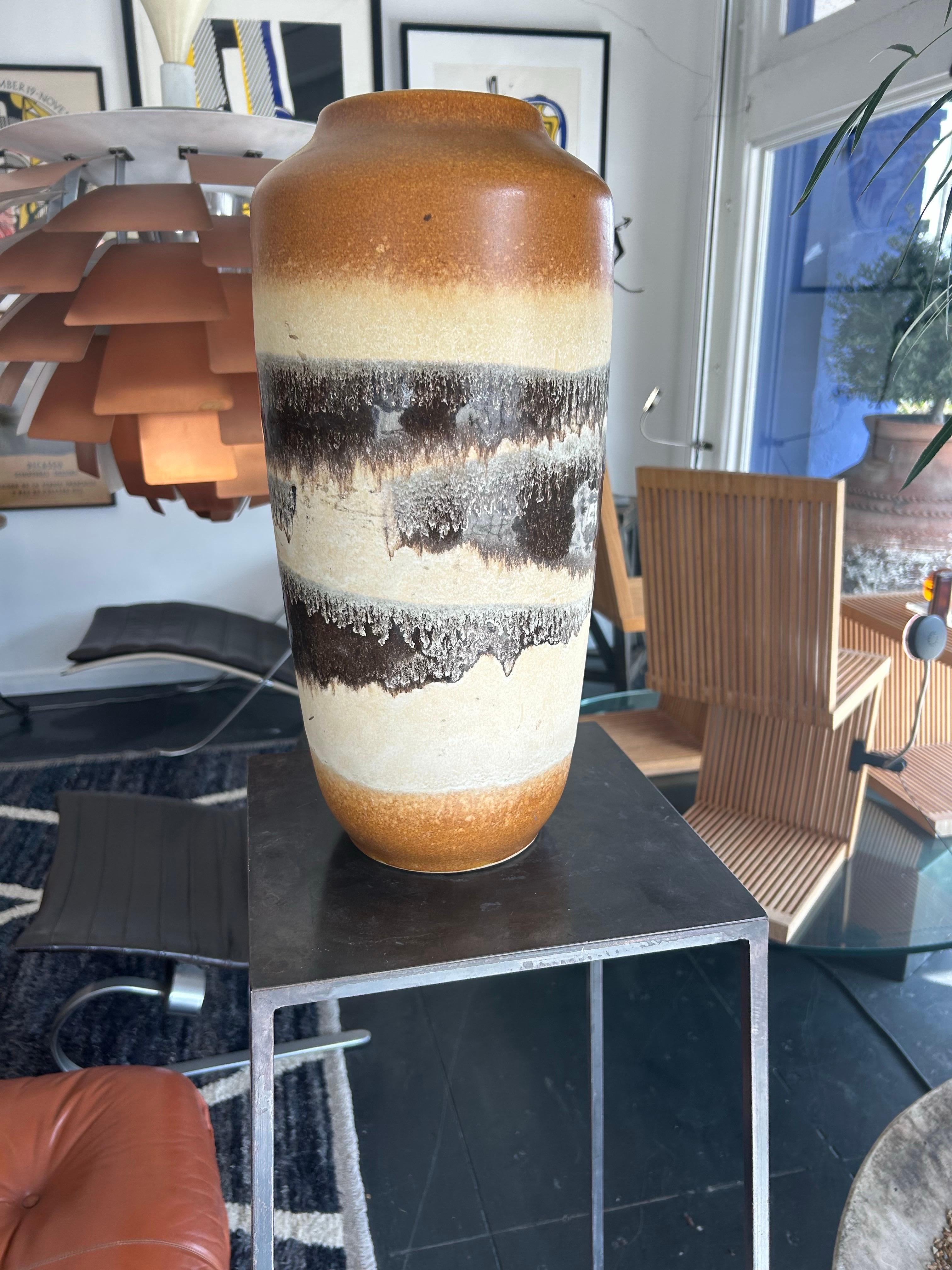 Grande vaso in ceramica 517-45 con smaltatura a bande color caramello e terra, Germania Ovest, anni '70 circa.