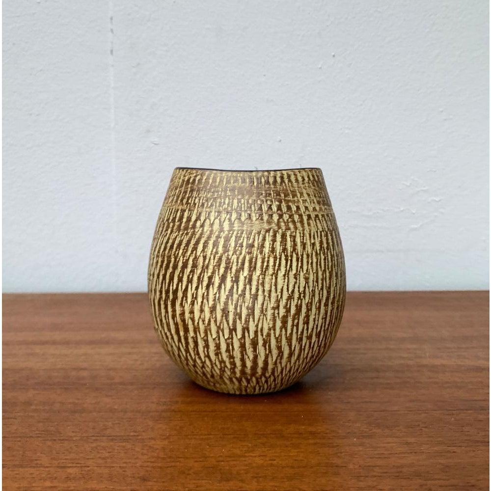 West German Pottery Vase by Rudolf Christmann for Dümler & Breiden, 1960s, in Very Good conditions. Designed 1960 to 1969 This piece has an attribution mark.

Additional information:
Materials: Ceramic
Style: Mid-Century Modern
Country of Origin: