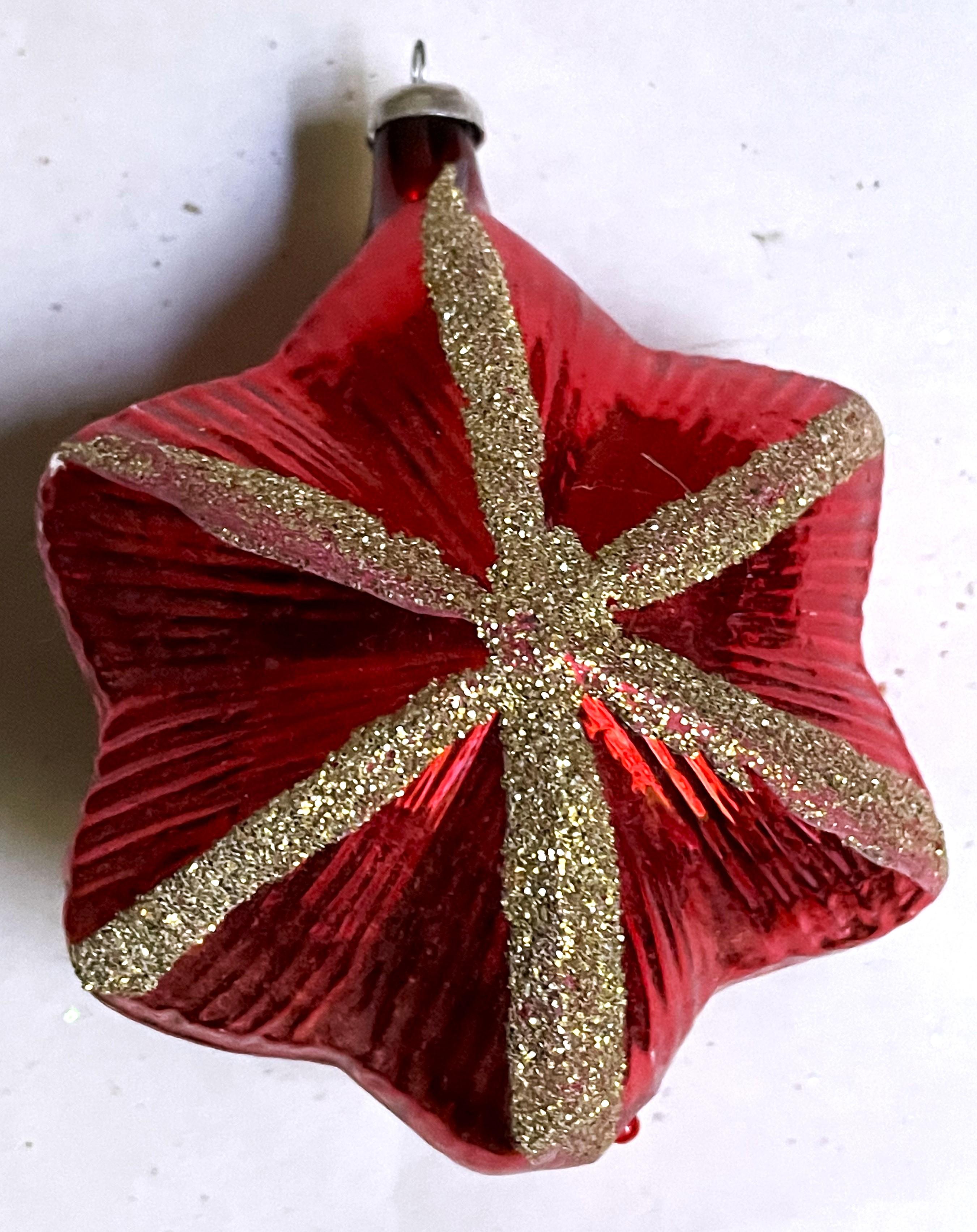If you need a splash of red for your holiday decorating, here it is!! This shiny star is bright red with gold glitter radiating from the center to each of the points of the star. The ribbed texture of the glass also attracts light. It would be great