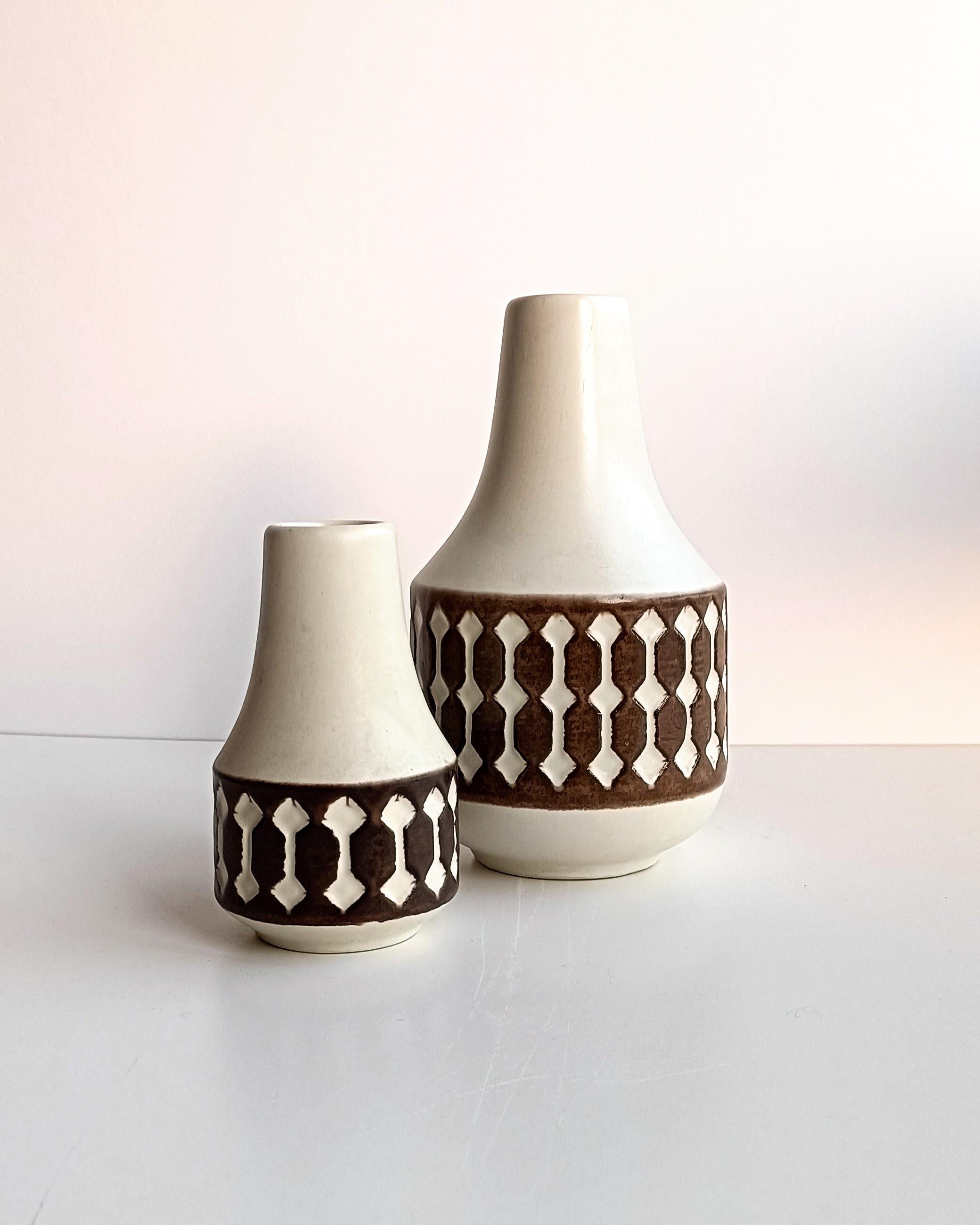 Magnifique paire de vases en céramique de Jasba fabriqués à la main en Allemagne de l'Ouest vers les années 1960. Leurs lignes épurées, leurs formes minimalistes et leurs couleurs subtiles capturent l'essence du design moderne du milieu du