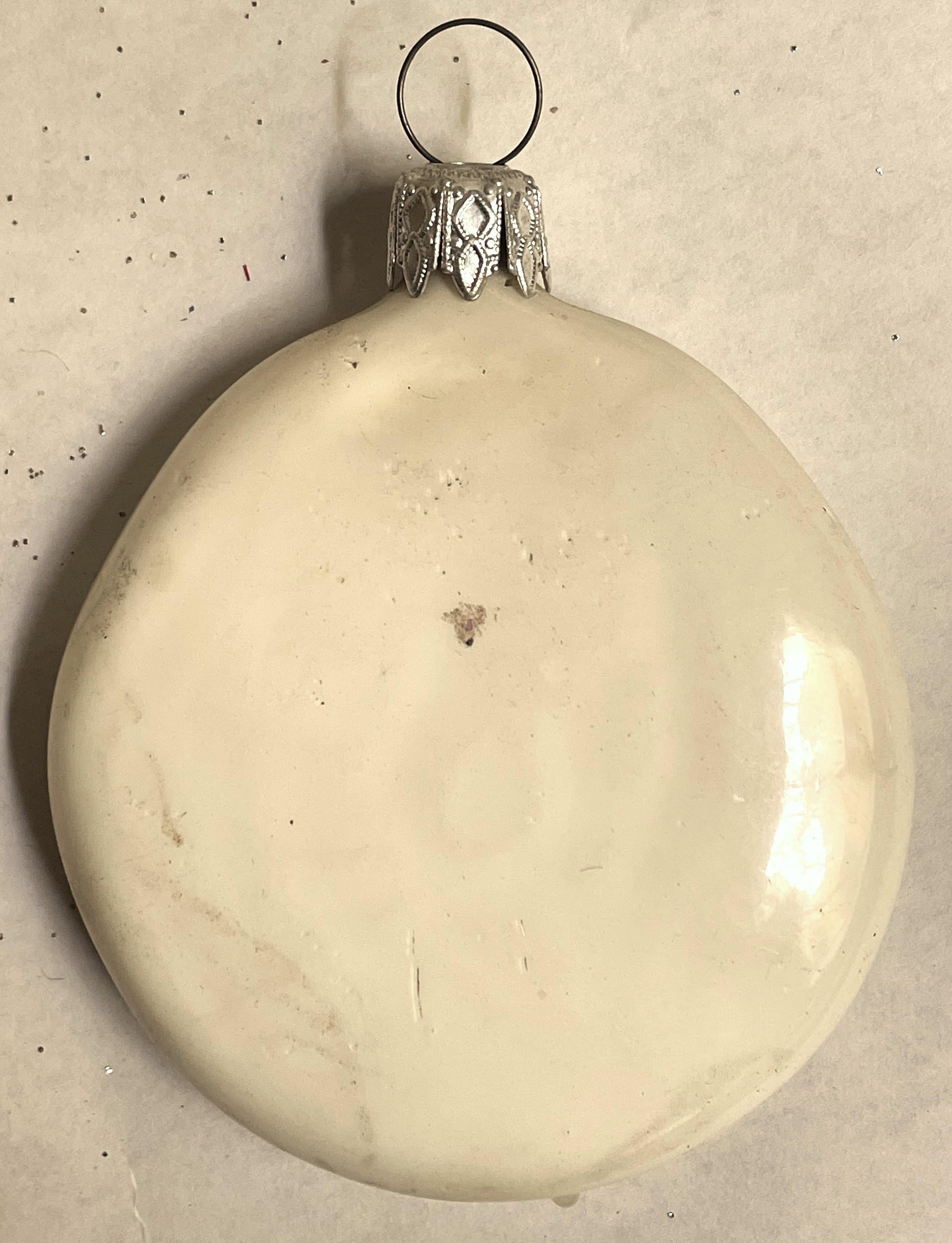 Il s'agit d'un ornement de sapin de Noël blanc massif soufflé à la main qui constituerait une merveilleuse palette pour un artiste ou qui ajouterait un élément austère, propre et simple à un arbre ou à d'autres éléments de décoration. Le capuchon
