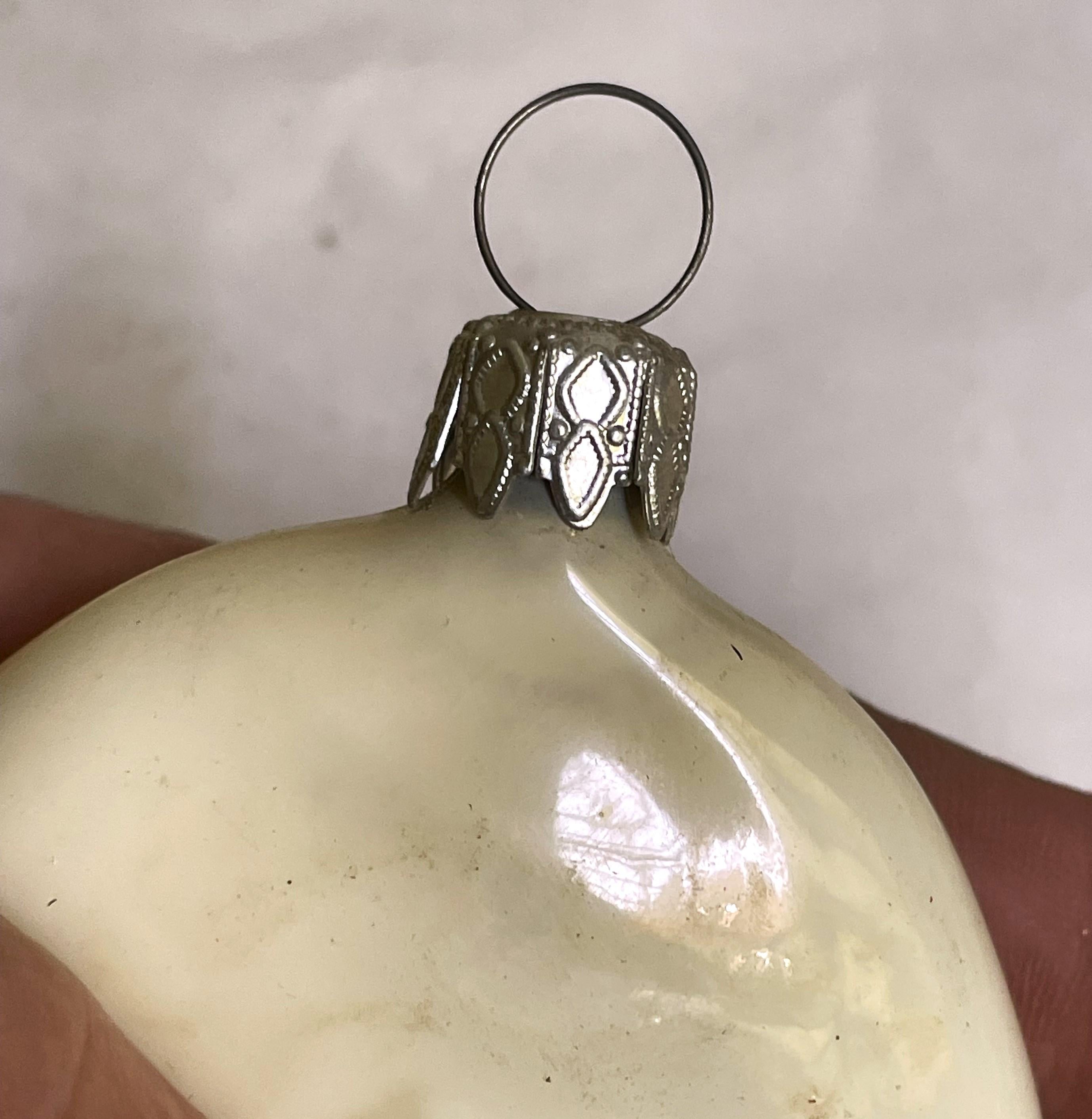 Mid-Century Modern Ornement d'arbre de Noël en verre soufflé blanc à boules aplaties, Allemagne de l'Ouest en vente