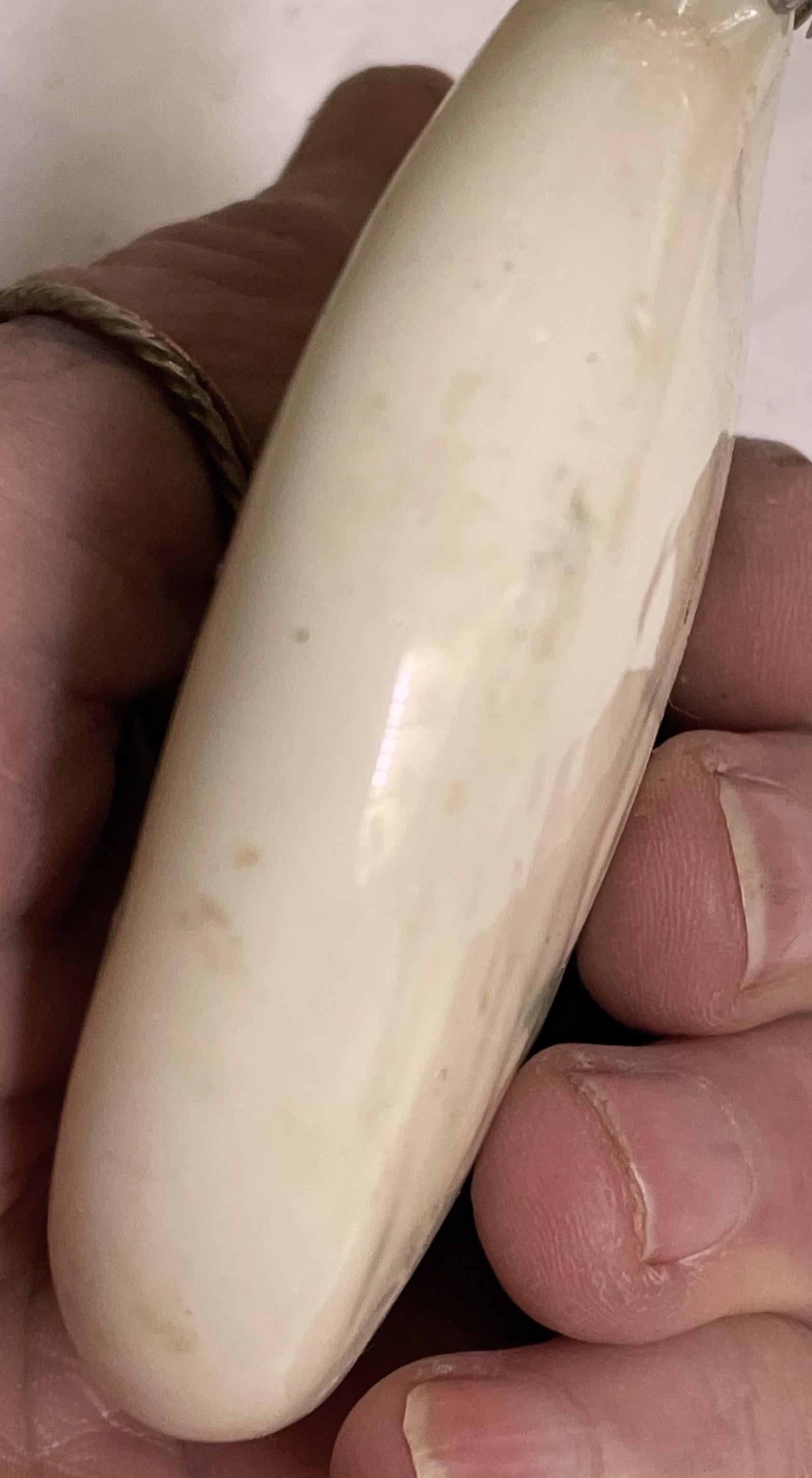20ième siècle Ornement d'arbre de Noël en verre soufflé blanc à boules aplaties, Allemagne de l'Ouest en vente