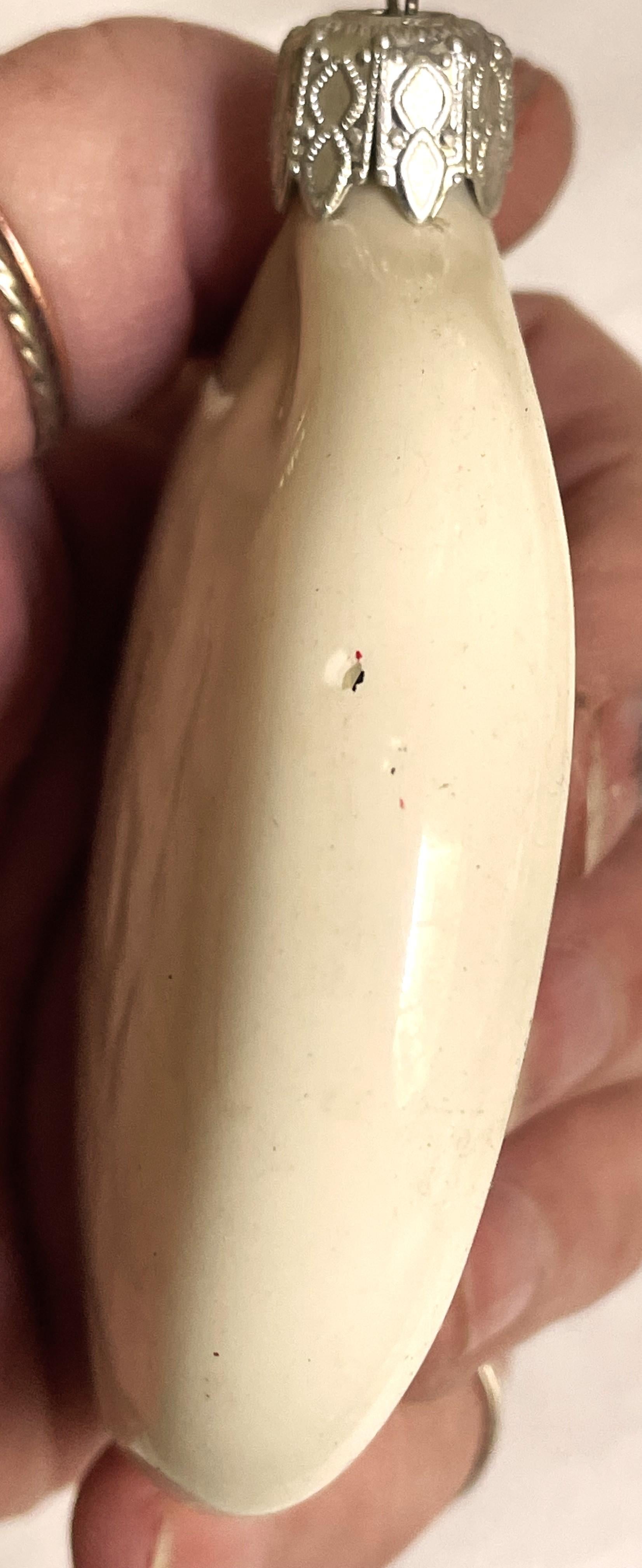 Verre brun Ornement d'arbre de Noël en verre soufflé blanc à boules aplaties, Allemagne de l'Ouest en vente