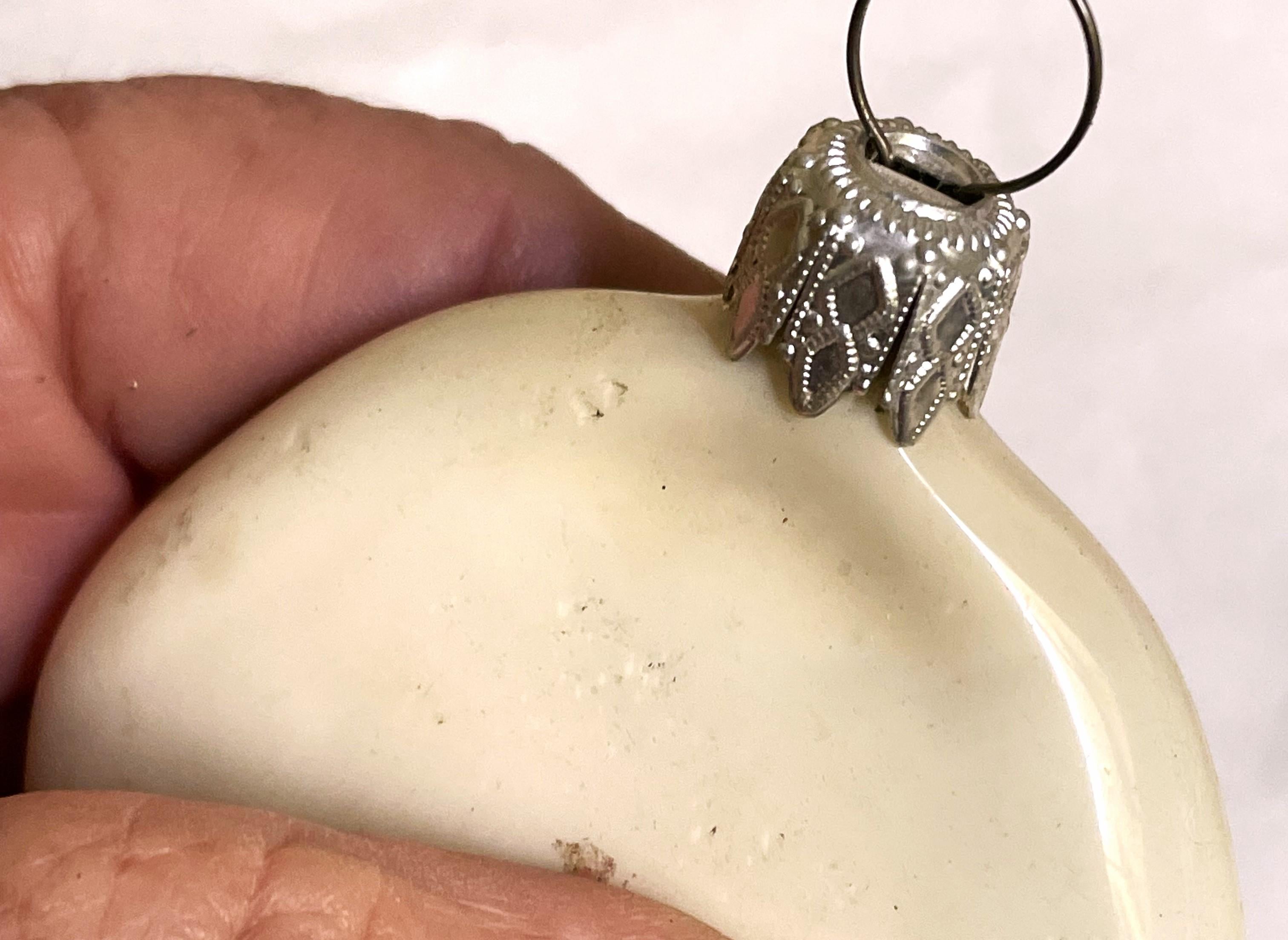 Ornement d'arbre de Noël en verre soufflé blanc à boules aplaties, Allemagne de l'Ouest en vente 2