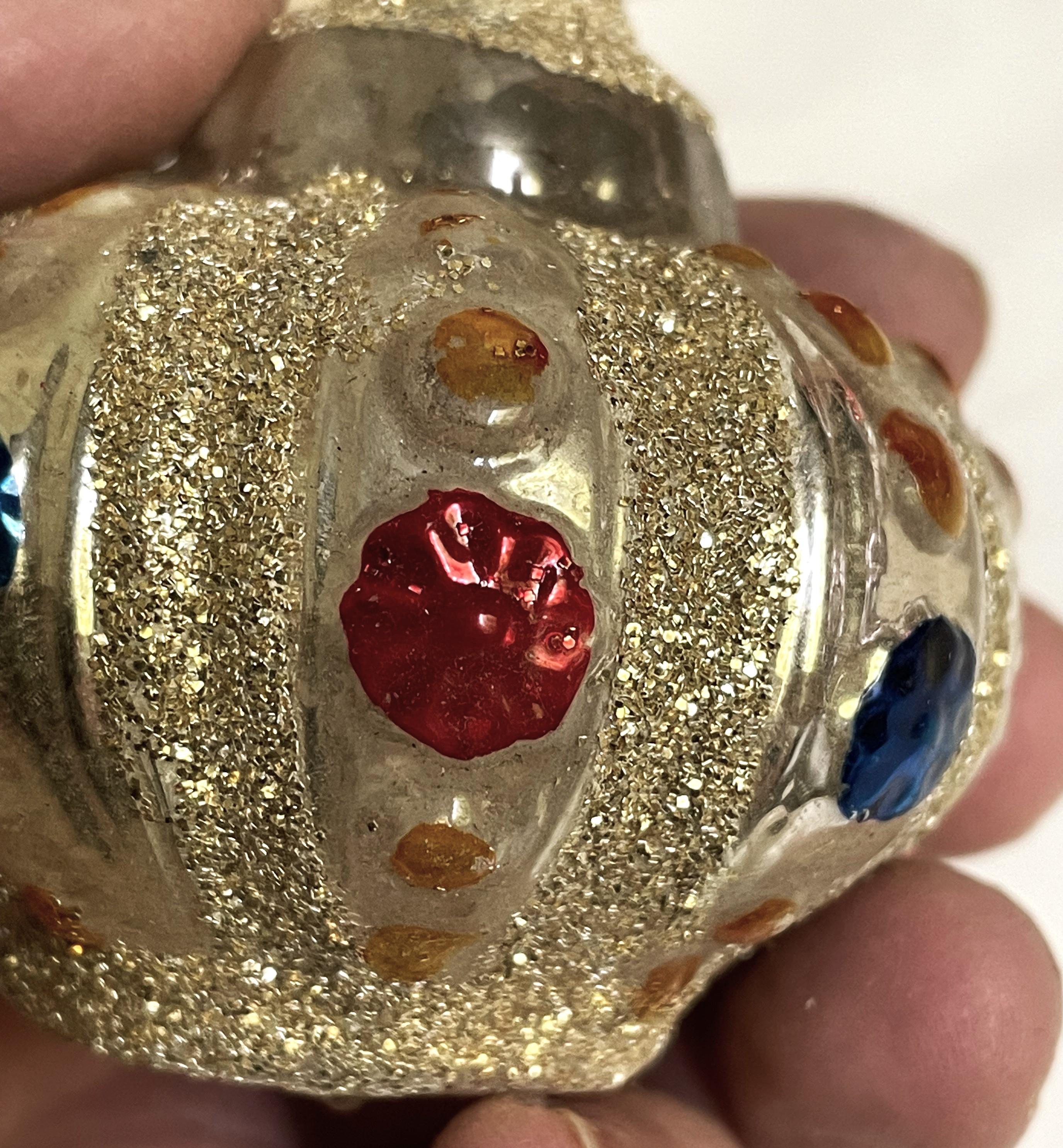 20ième siècle Ornement de sapin de Noël en forme de couronne en verre au mercure soufflé A Silver en vente