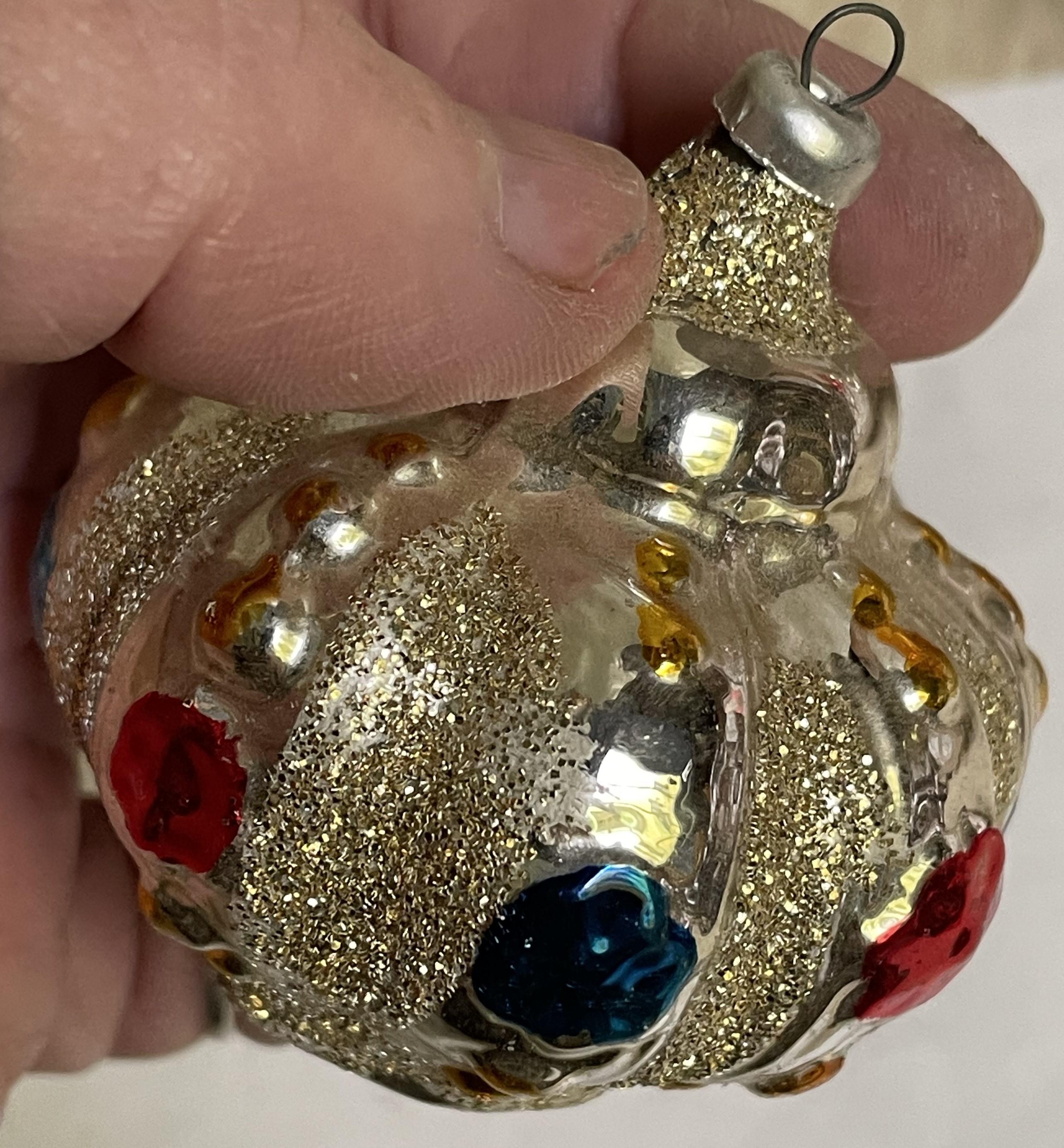 Verre brun Ornement de sapin de Noël en forme de couronne en verre au mercure soufflé A Silver en vente