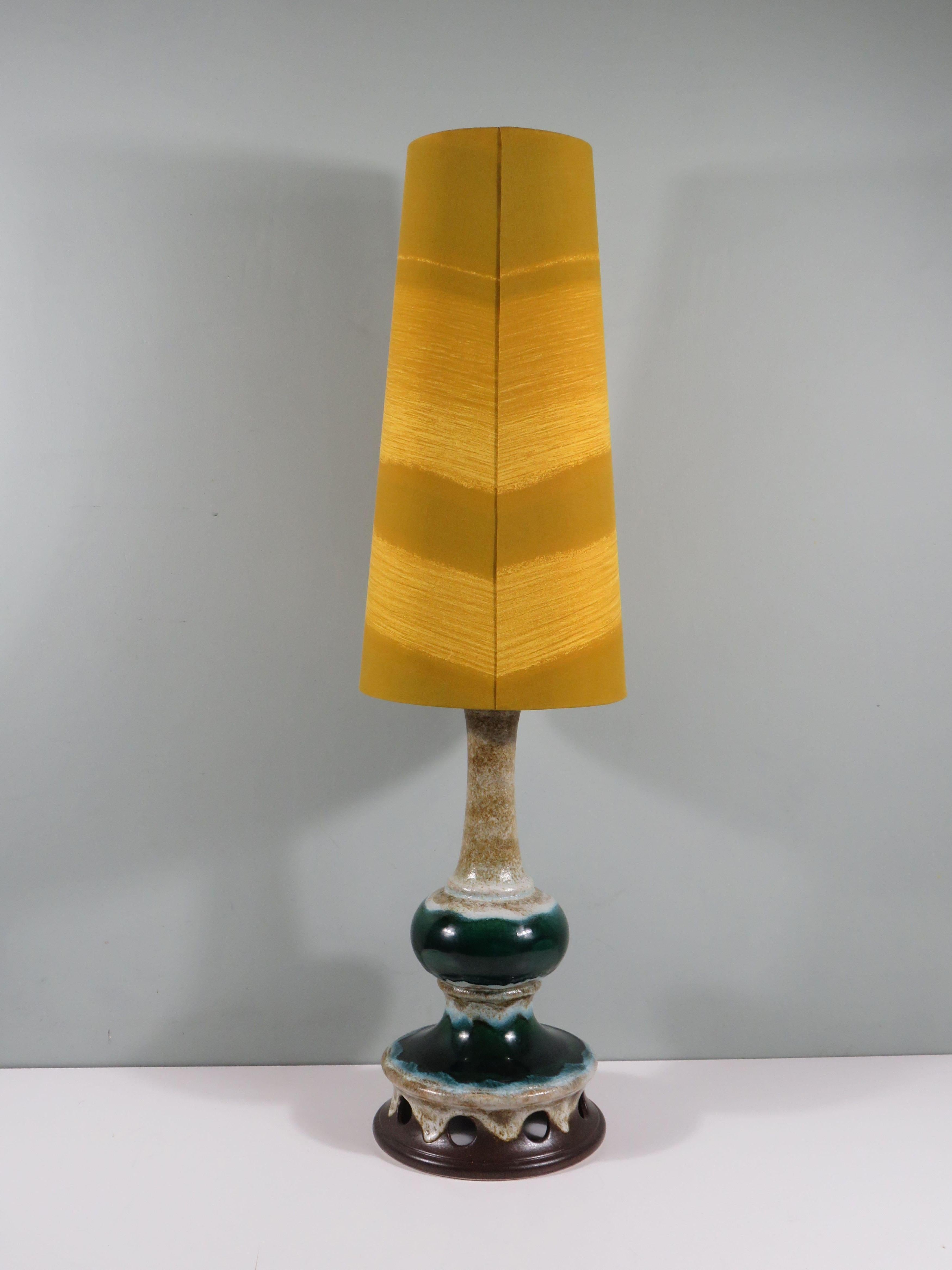 This beautiful floor lamp in warm natural tones can become the new eye-catcher in your interior.
The beautiful green, brown and beige tones of the ceramic lamp base are in harmony with the ocher yellow, new, custom-made conical lampshade.
The lamp