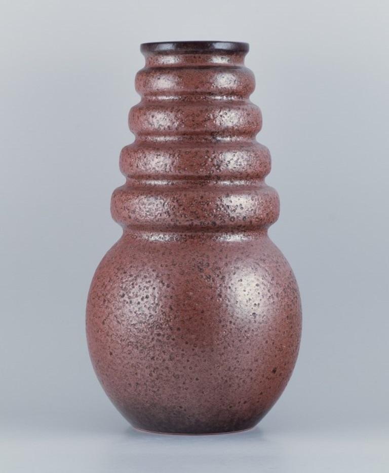 West Germany, floor vase in ceramic with glaze in shades of brown.
Retro design. Heavy vase of high quality. Handmade.
From the 1970s.
In perfect condition.
Marked.
Dimensions: W 27 cm x H 51.0 cm.