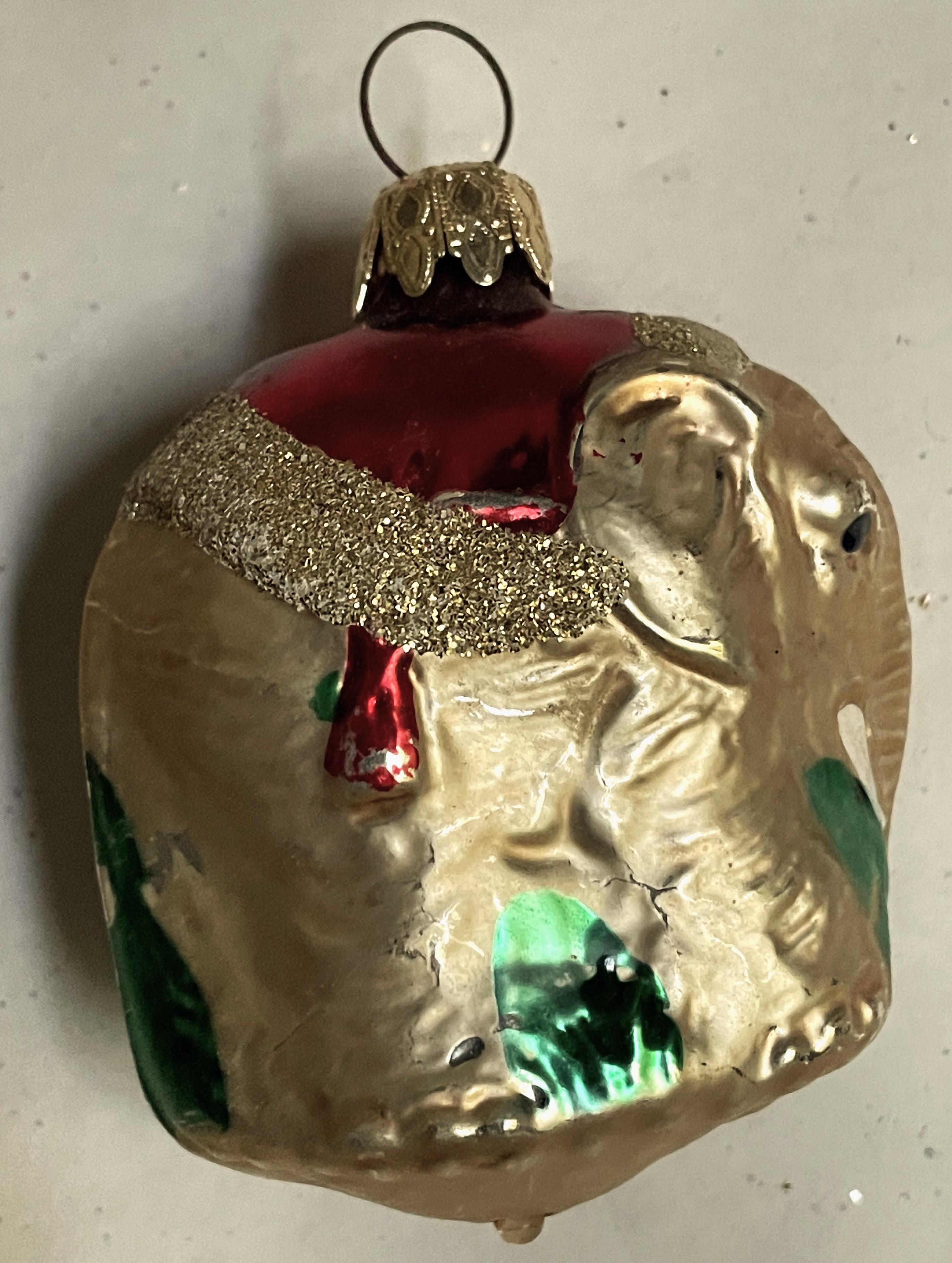 Dies ist ein ungewöhnliches Ornament, nicht erwartet, um einen Elefanten Ornament zu finden, aber er ist festlich gekleidet für den Anlass. Er hat einige Unvollkommenheiten im Finish, wie ich versucht habe, auf den Fotos zu zeigen, ist aber im