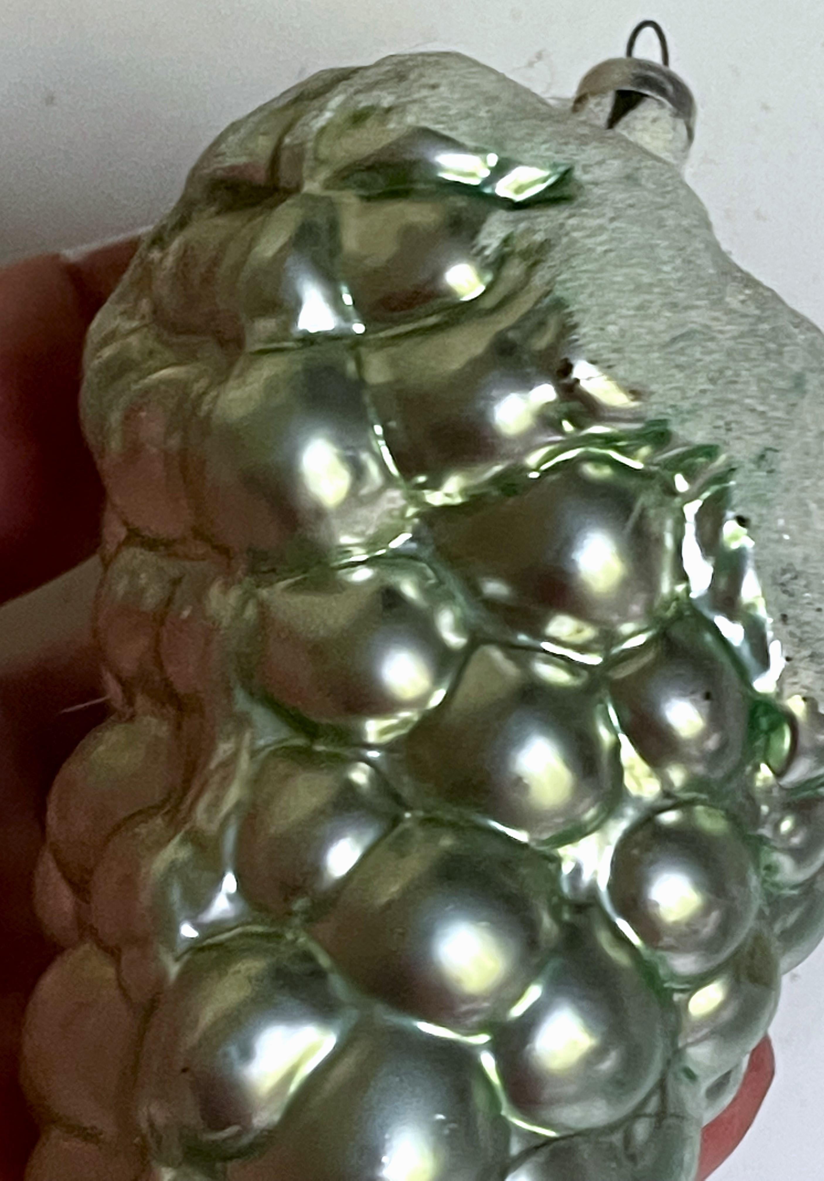 Ornamento per l'albero di Natale in vetro mercurio della Germania Ovest, grande grappolo d'uva d'argento da 4 pollici in vendita 4