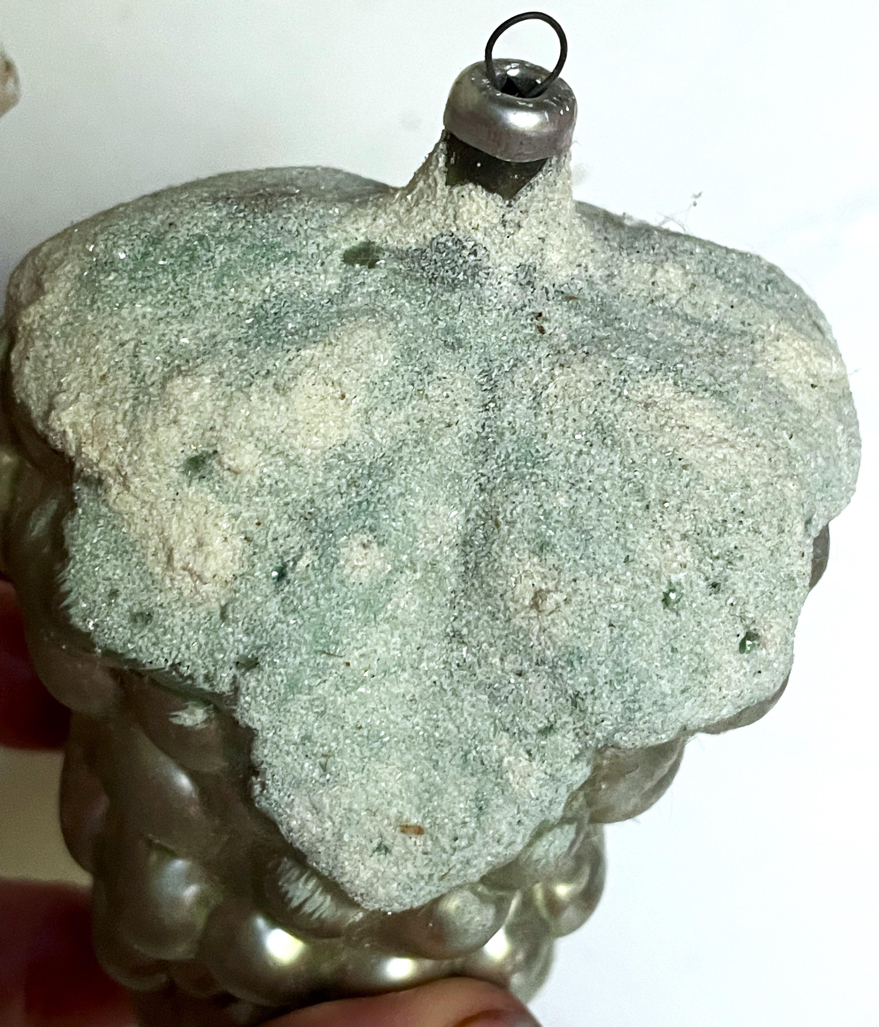 Arte popolare Ornamento per l'albero di Natale in vetro mercurio della Germania Ovest, grande grappolo d'uva d'argento da 4 pollici in vendita