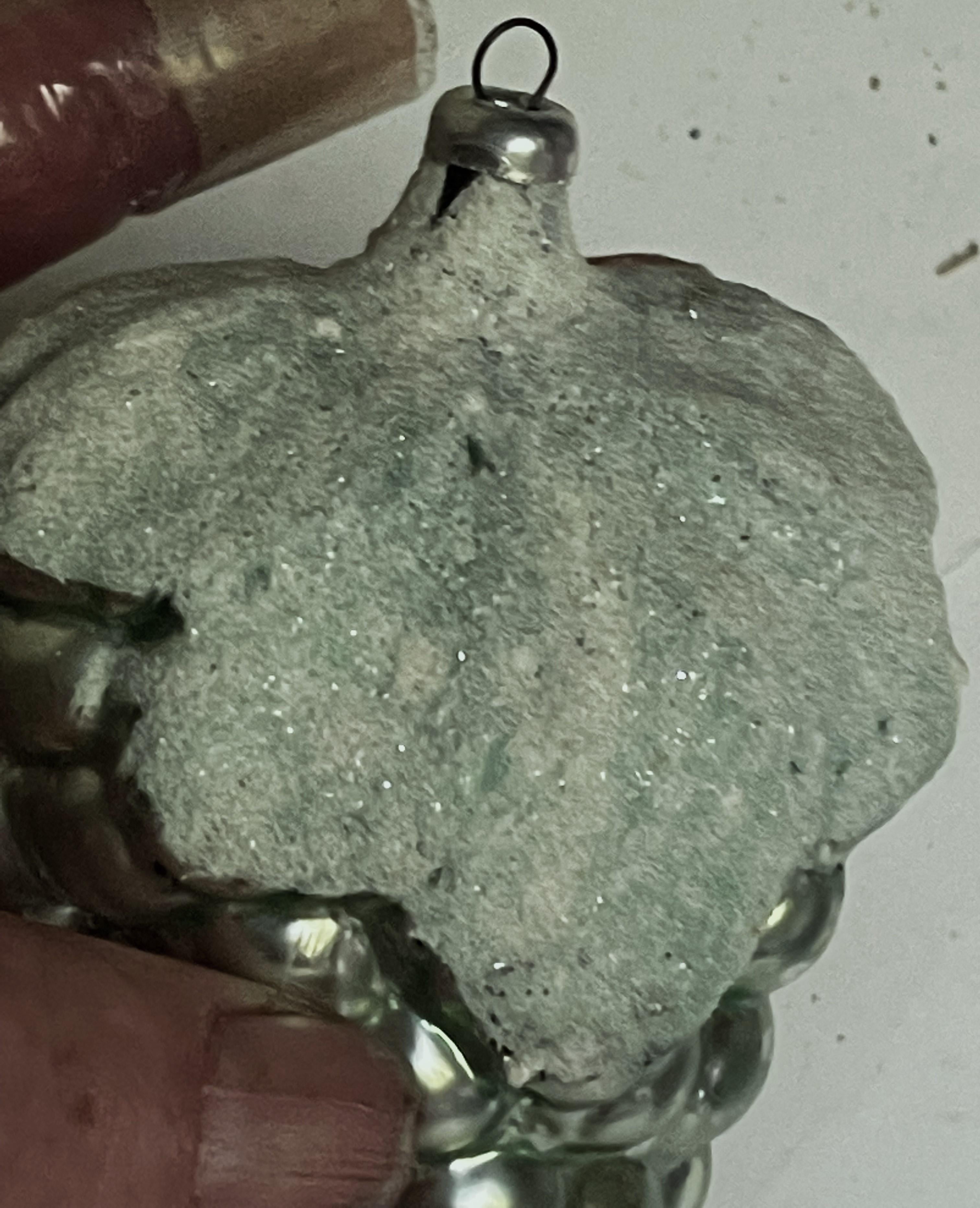 Tedesco Ornamento per l'albero di Natale in vetro mercurio della Germania Ovest, grande grappolo d'uva d'argento da 4 pollici in vendita
