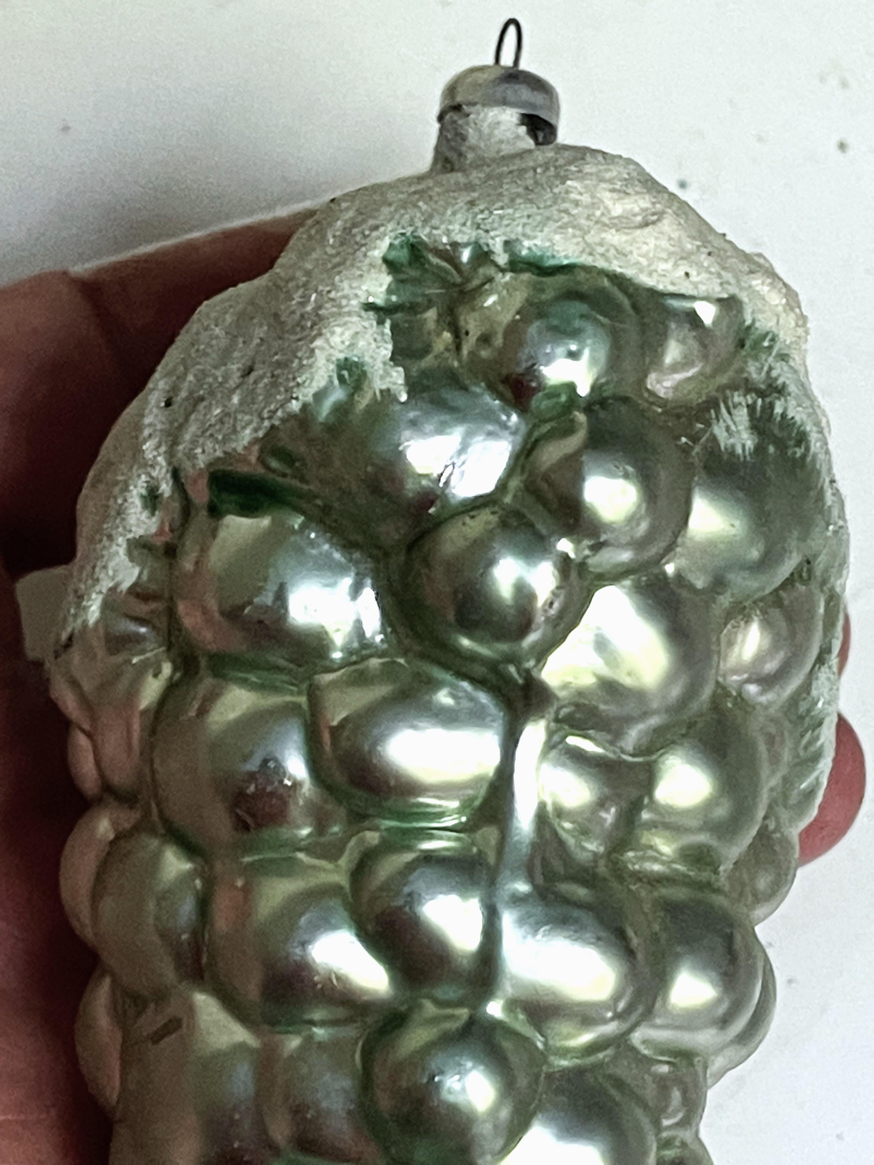 Ornamento per l'albero di Natale in vetro mercurio della Germania Ovest, grande grappolo d'uva d'argento da 4 pollici in vendita 2