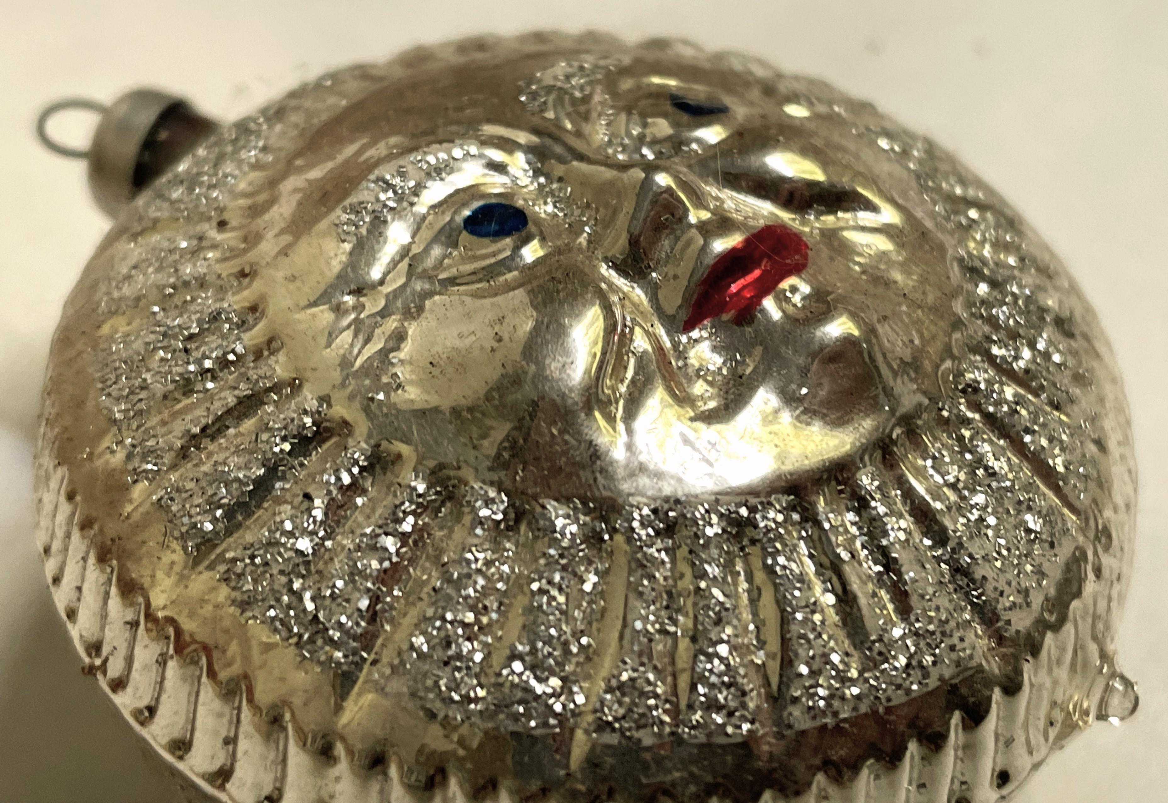 Tedesco Germania Occidentale Faccia di Luna in vetro soffiato al mercurio d'argento Ornamento per albero di Natale rotondo in vendita