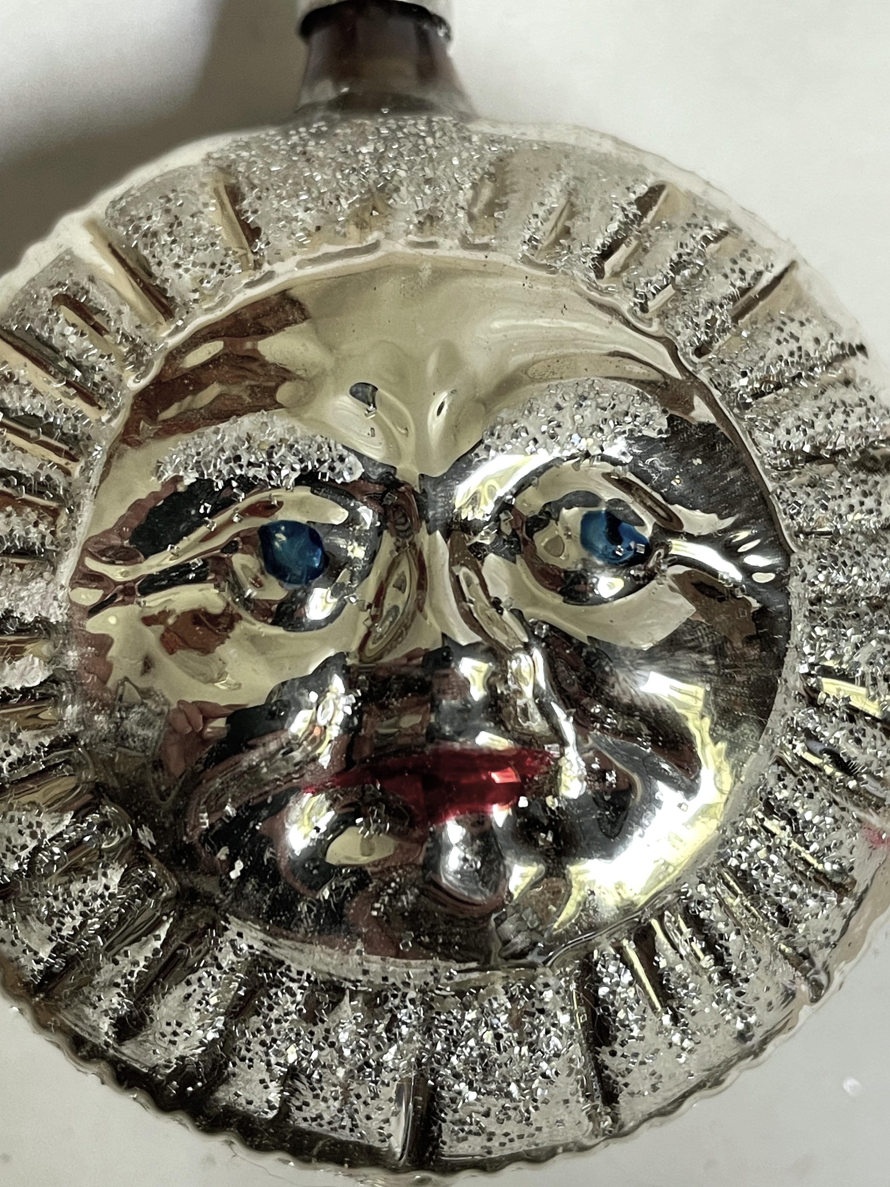 XX secolo Germania Occidentale Faccia di Luna in vetro soffiato al mercurio d'argento Ornamento per albero di Natale rotondo in vendita