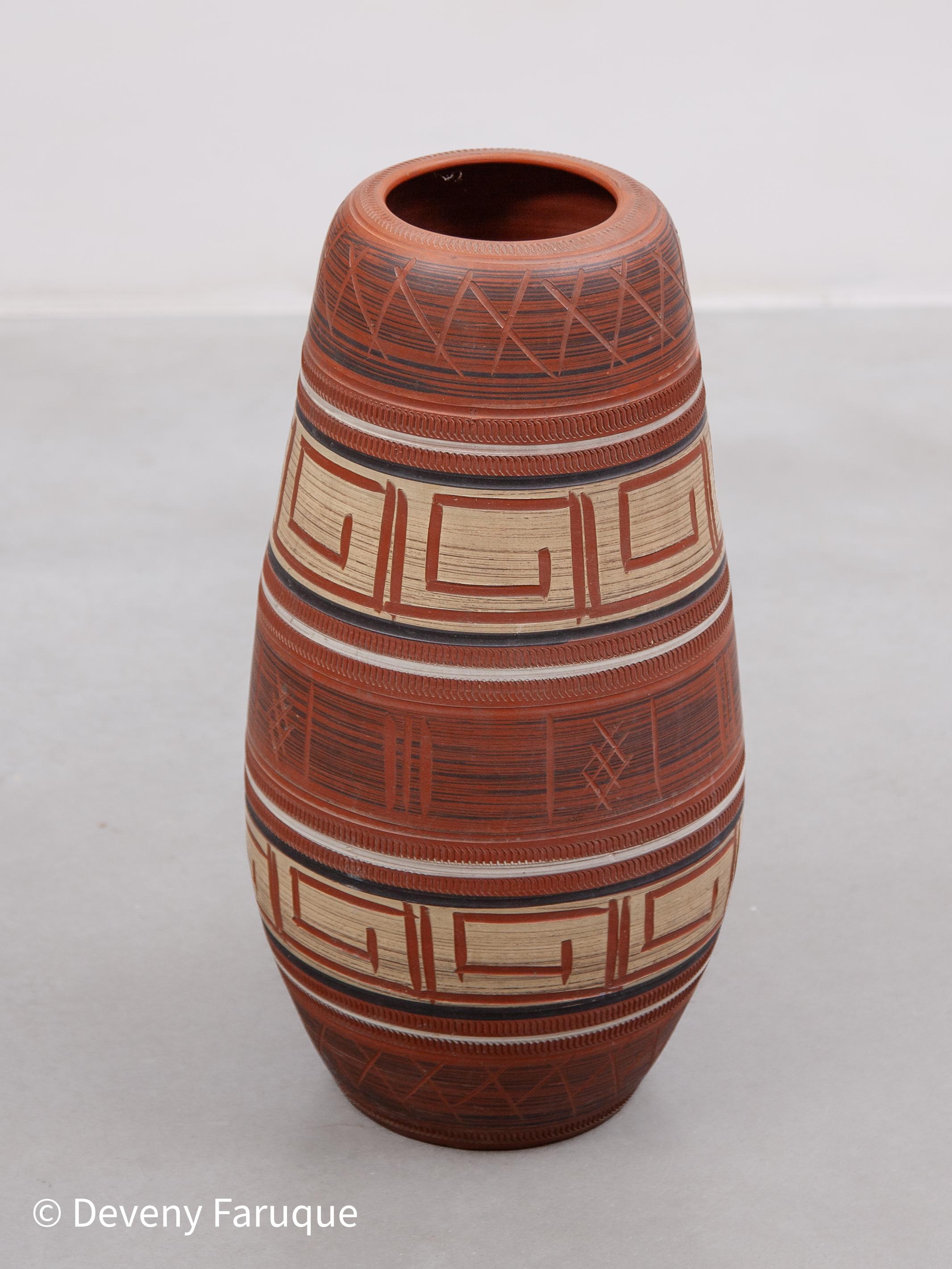 Set of two red ceramic brutalist vases designed with sgraffito decor geometric lines designed by Akru Keramik, Germany. Both vases in good condition.

AKRU KERAMIK was founded in 1948 by master potter Alfred Josef Krupp and his wife Thilde as the