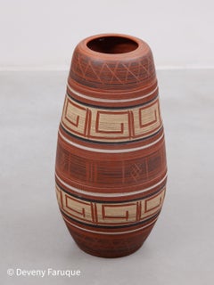 Alemania Occidental Juego de dos jarrones de cerámica roja diseñado por AKRU KERAMIK