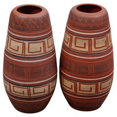 Set di due vasi in ceramica rossa della Germania Ovest disegnati da AKRU KERAMIK