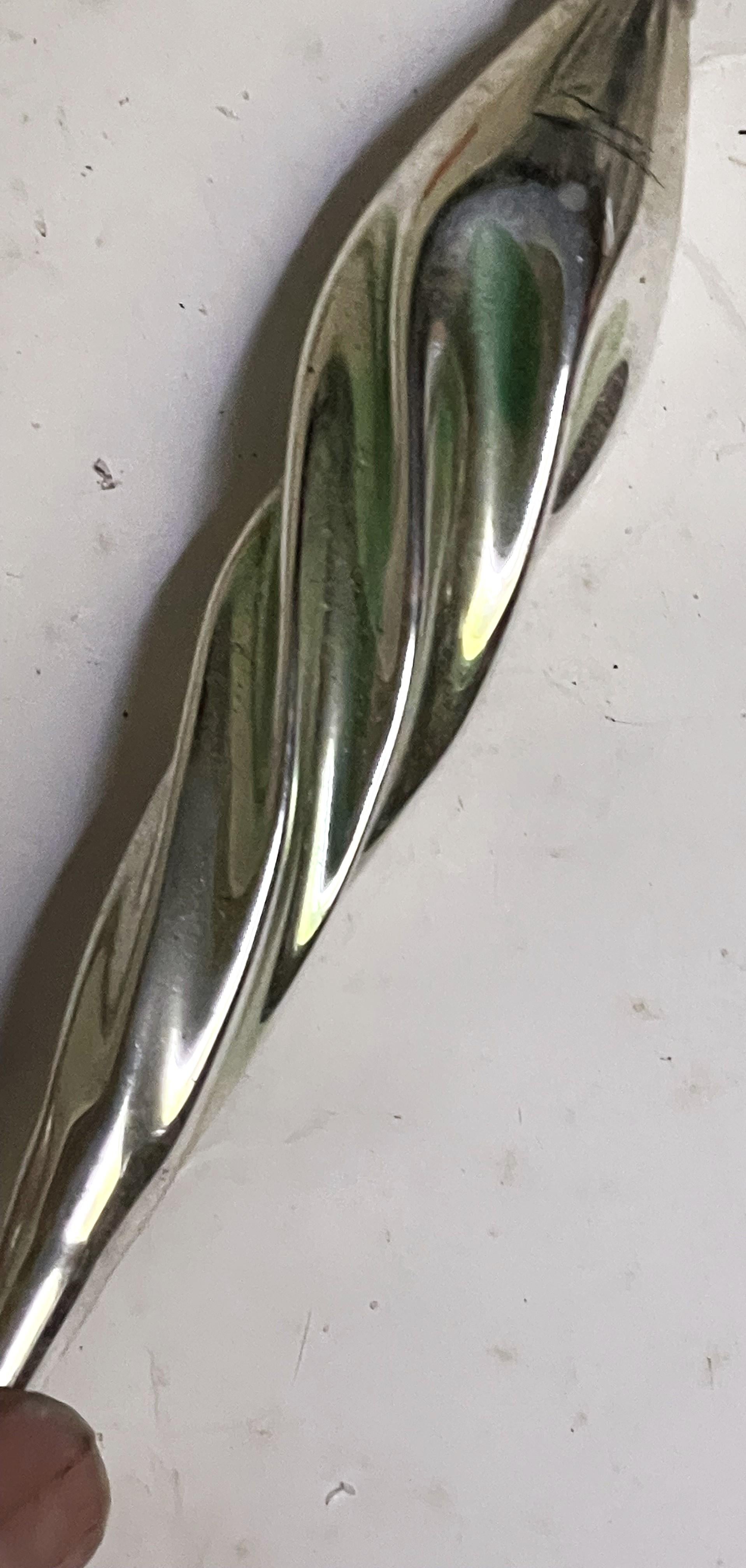 Il s'agit d'un ornement décoratif en verre argenté au mercure destiné à être utilisé comme décoration de Noël, mais qui peut être utilisé à tout moment de l'année. Je pense qu'il est représentatif d'un glaçon, mais sa forme et sa couleur peuvent