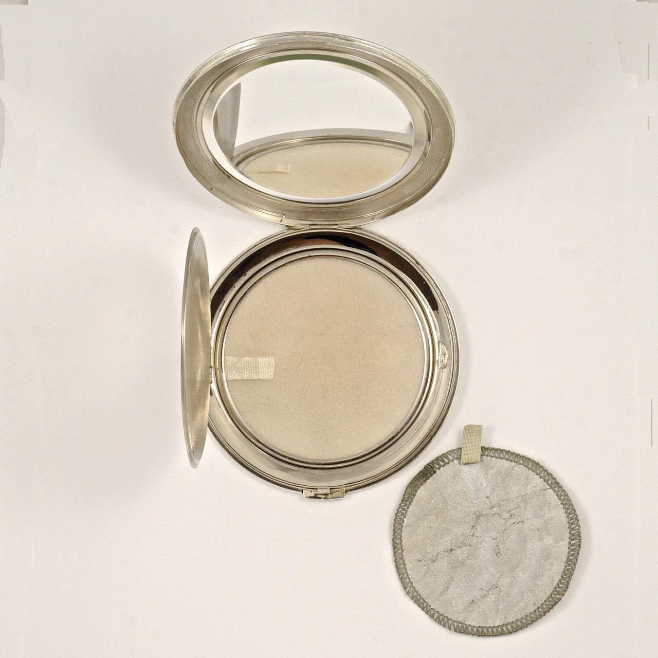 West Germany Sterling Silver Powder Compact with a Leaf Design circa 1950s For Sale 3