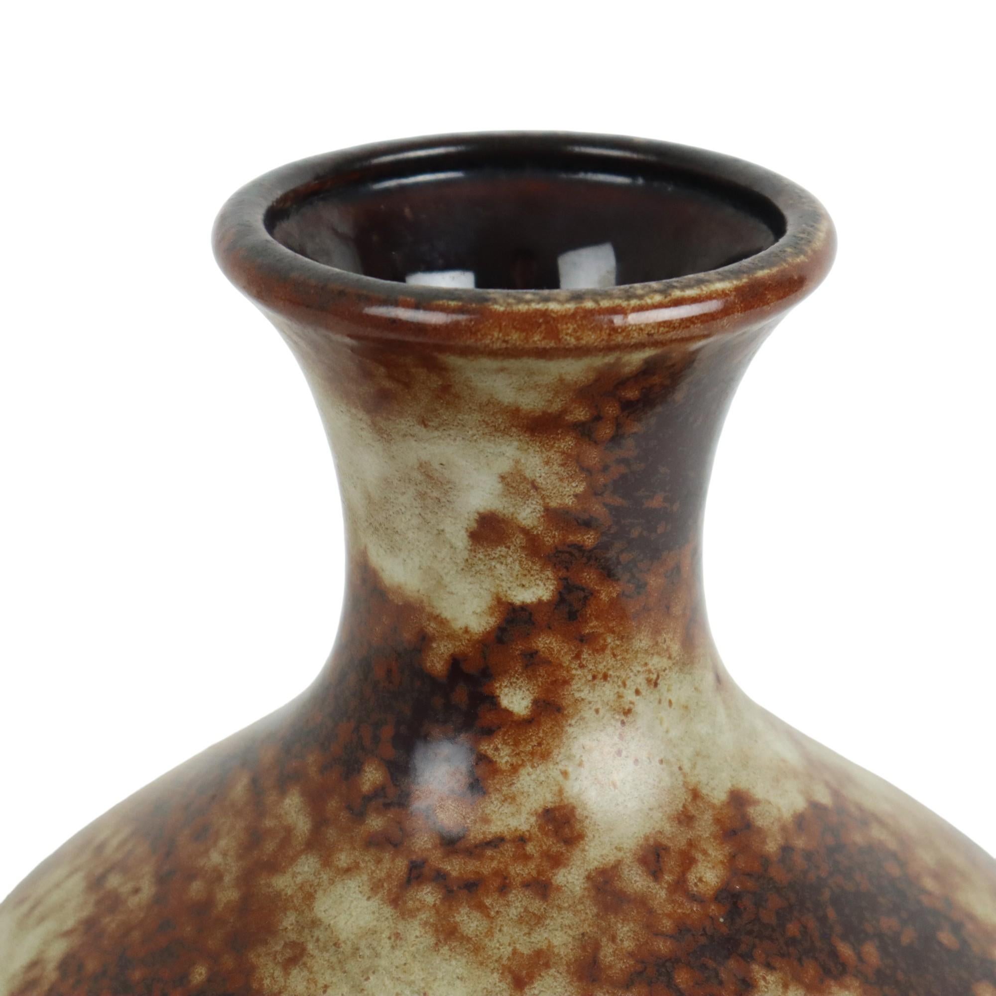 Raro vaso della Germania occidentale con effetto marmorizzato, disegnato da Walter Becht KG per Oberhessische Keramik, marcato WB 170/24 sul fondo.

I vasi di Walter Becht non sono molto comuni e per questo sono molto ricercati dai collezionisti e