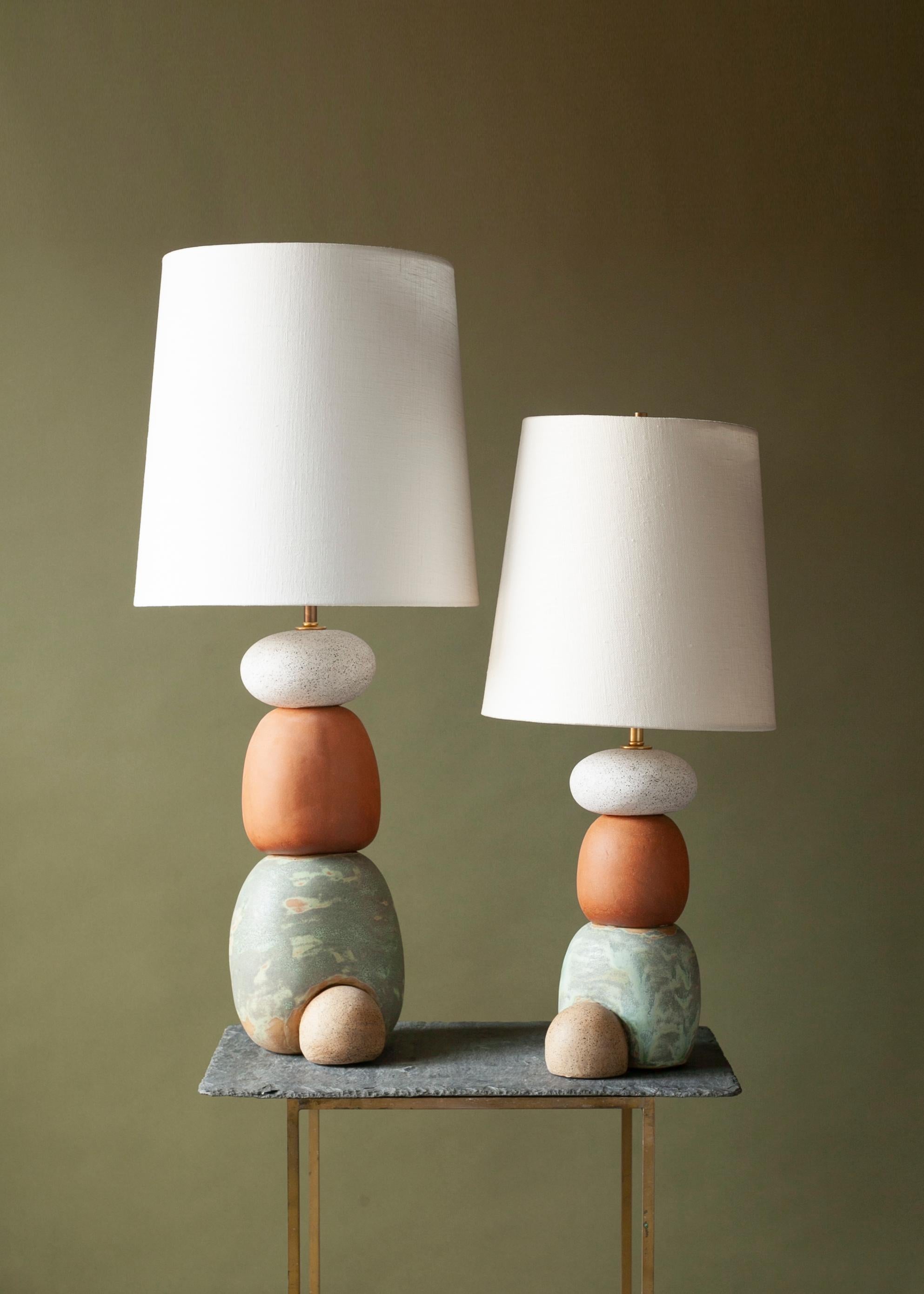 Laiton Lampe West contemporaine en céramique vernissée faite à la main, blanc, vert et rouge en vente