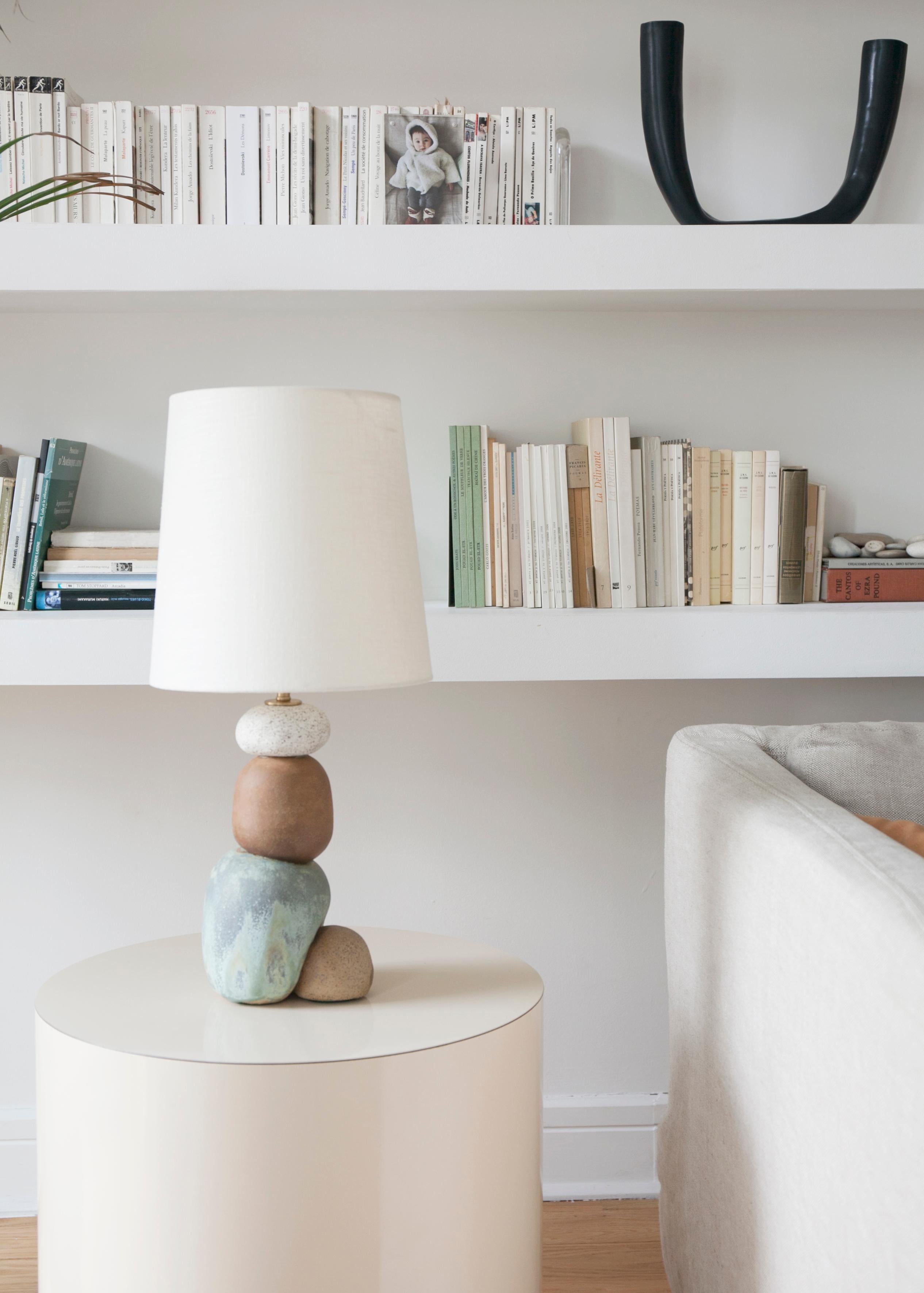 Paire de lampes West, Contemporary Handmade Ceramic Glazed, White, Green, Red Clay Neuf - En vente à Brooklyn, NY